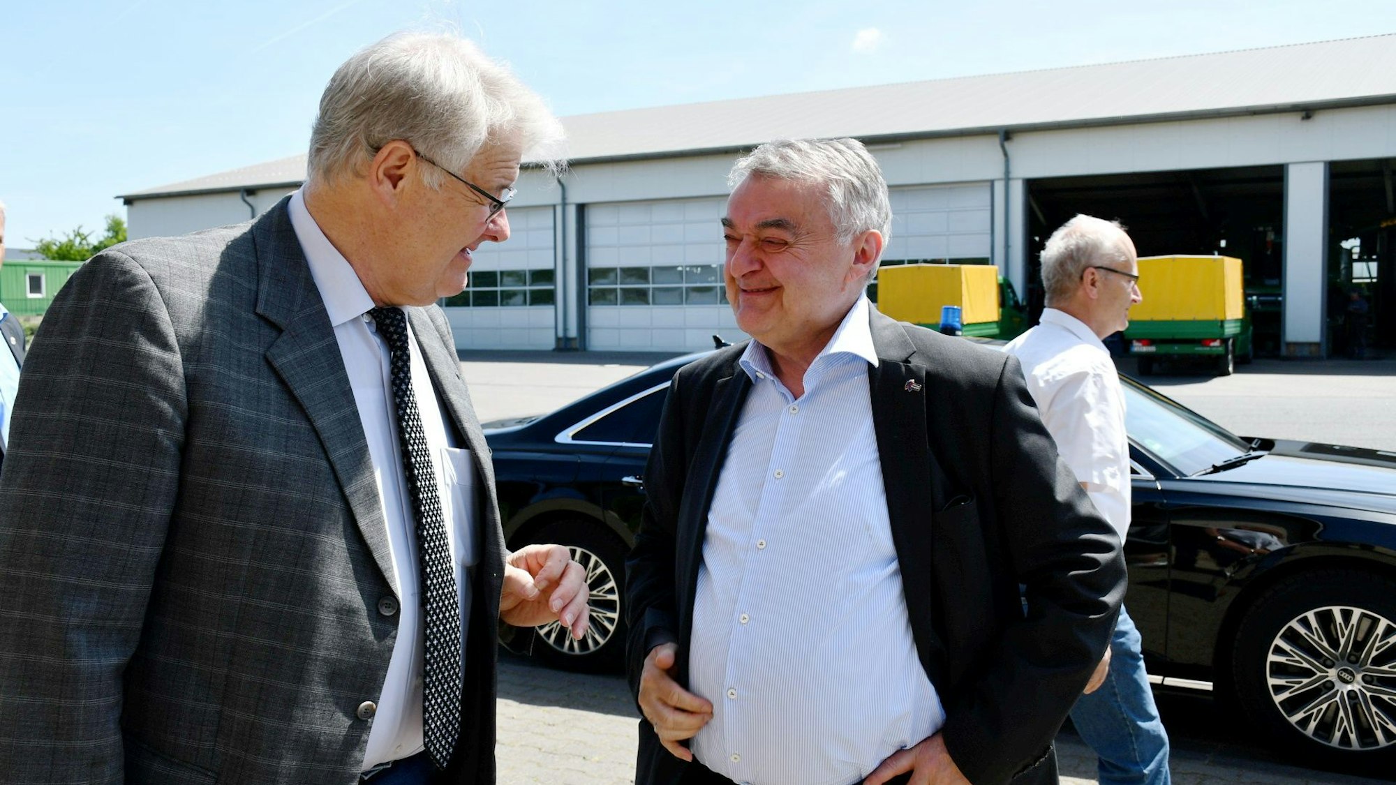 Zwei grauhaarige Männer, Hubert Schilles und Herbert Reul, unterhalten sich.