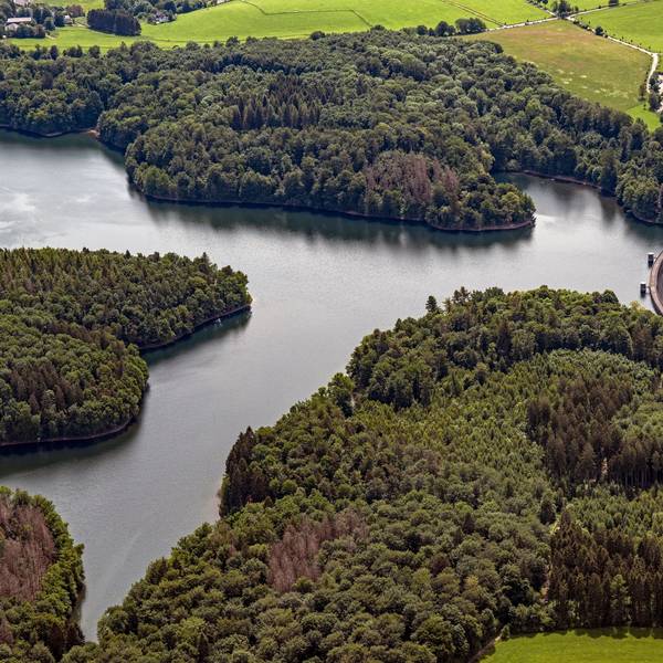 Auf dem Luftbild ist die Neyetalsperre in Wipperfürth zu sehen.