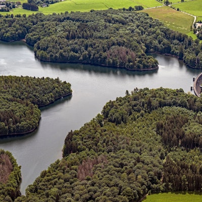 Auf dem Luftbild ist die Neyetalsperre in Wipperfürth zu sehen.