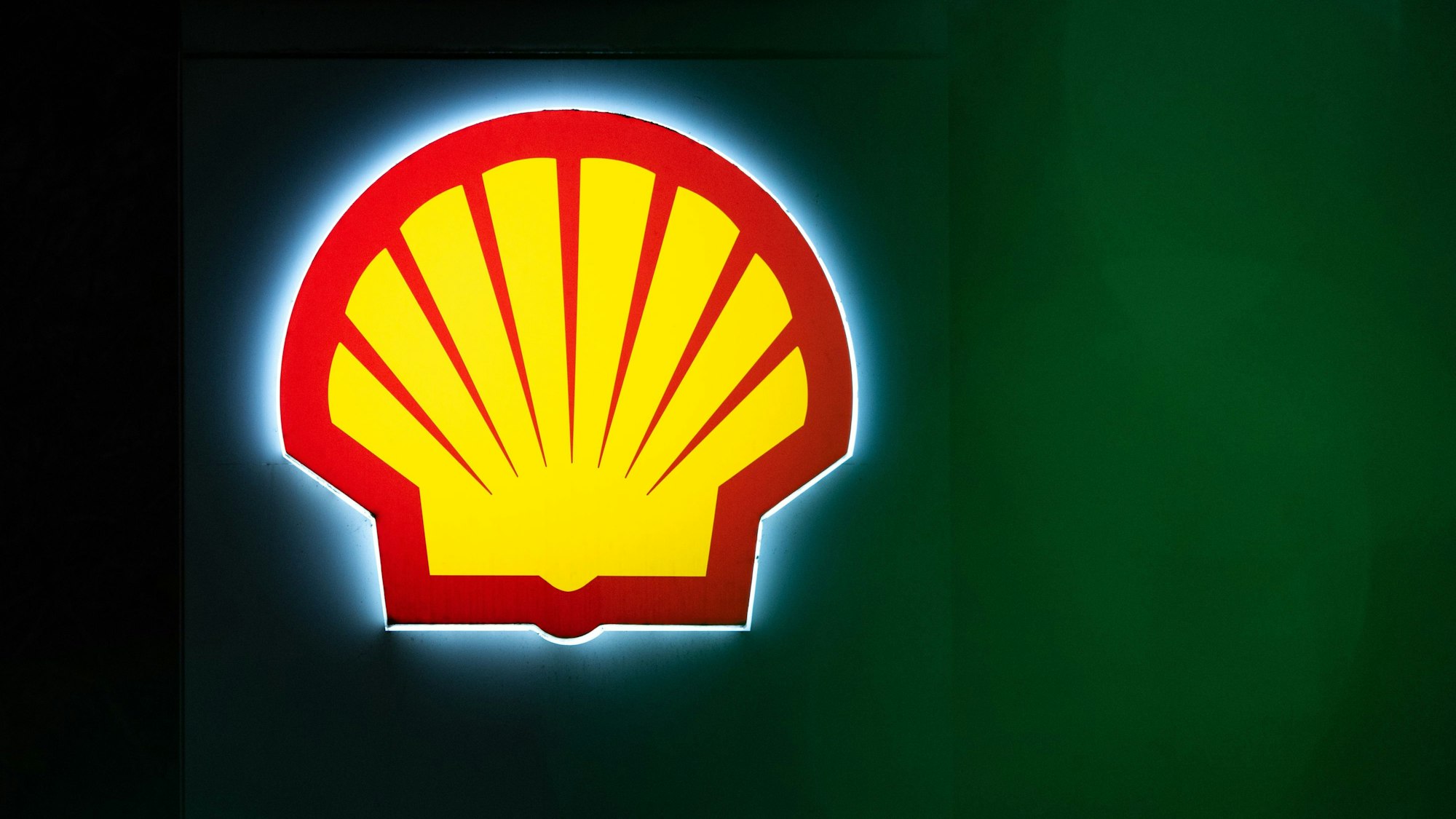 Der Öl- und Erdgaskonzern Shell muss seinen CO2-Ausstoß doch nicht drastisch reduzieren.
