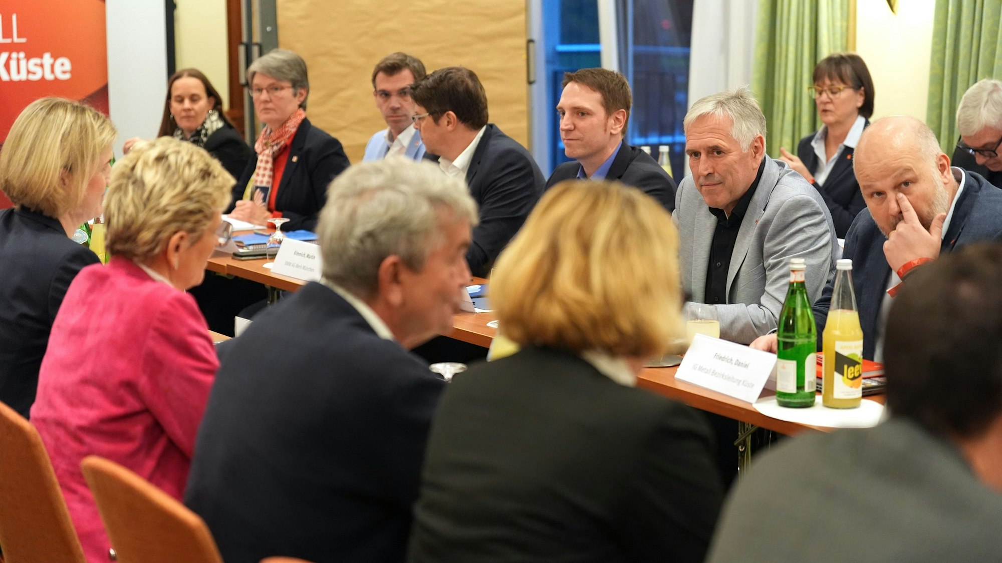 Arbeitgeber und die Gewerkschaft IG Metall haben sich auf einen Tarifabschluss für die deutsche Metall- und Elektroindustrie verständigt.