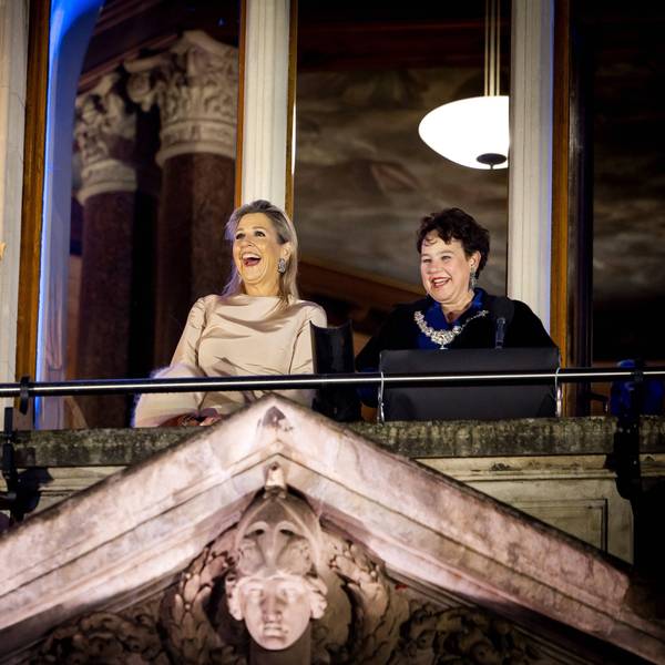 Königin Maxima und Bürgermeisterin Sharon Dijksma bei der Enthüllung der neuen Beleuchtung des Utrechter Domturms.