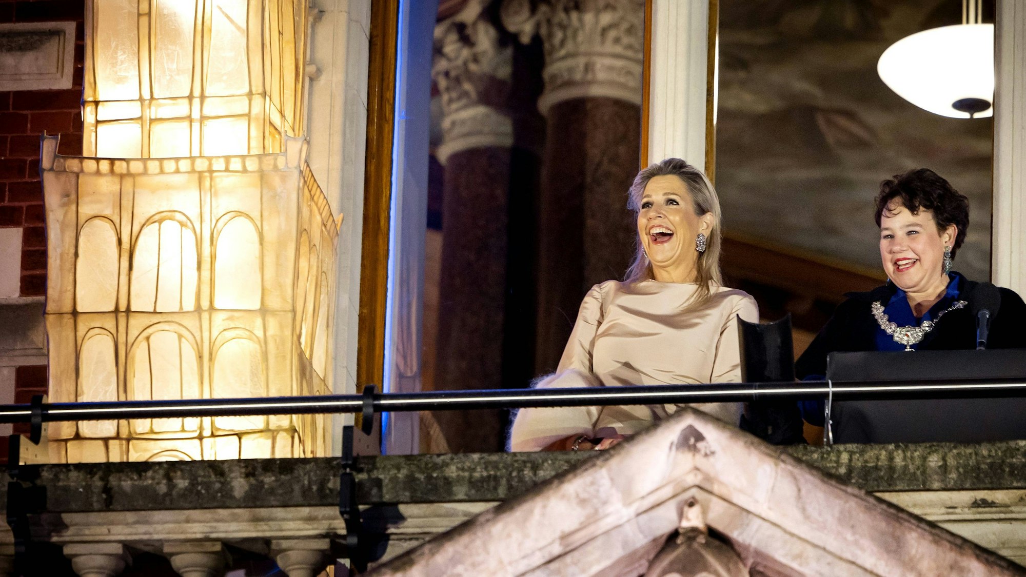 Königin Maxima und Bürgermeisterin Sharon Dijksma bei der Enthüllung der neuen Beleuchtung des Utrechter Domturms.