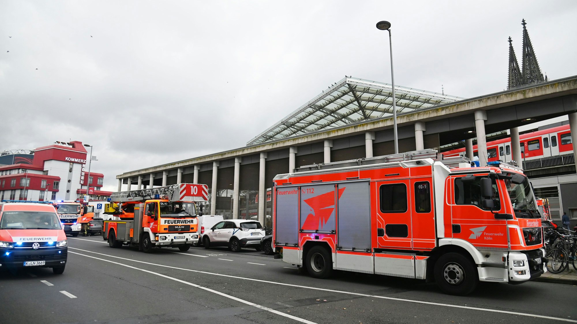Am Dienstagnachmittag (12. November) ist die Kölner Polizei zum Hauptbahnhof ausgerückt.