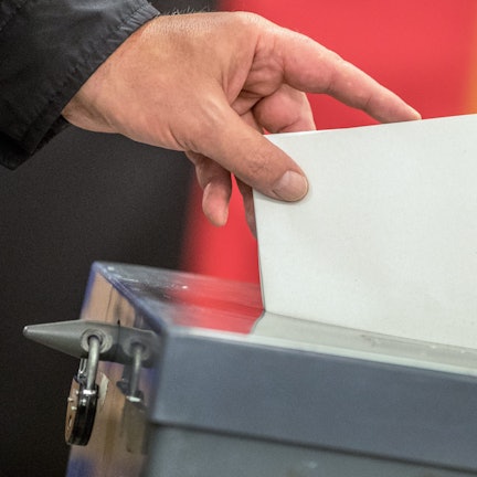Ein Wähler wirft seinen Stimmzettel zur Bundestagswahl in die Wahlurne. So könnte es am 23. Februar aussehen, wenn wieder eine Bundestagswahl ansteht.