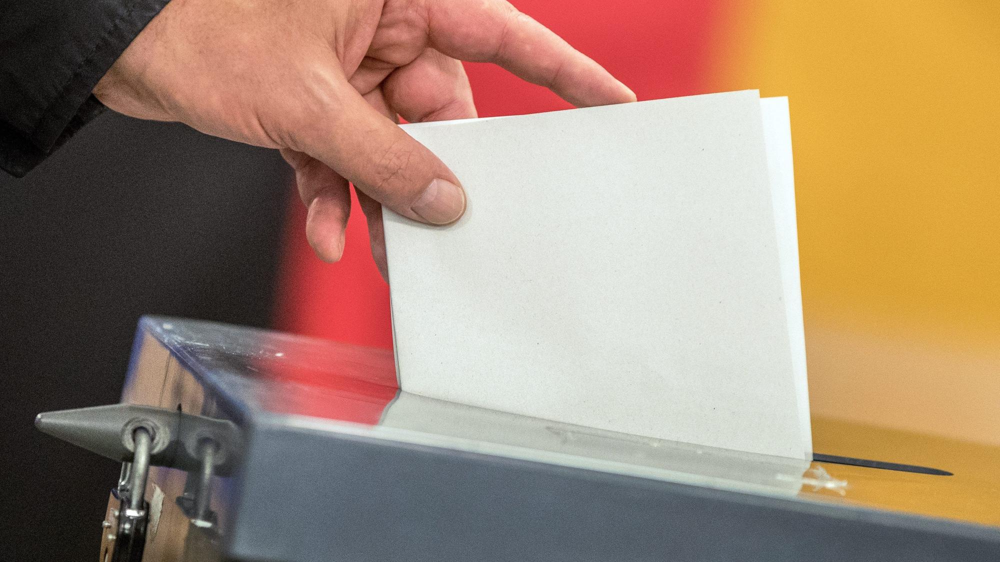 Ein Wähler wirft seinen Stimmzettel zur Bundestagswahl in die Wahlurne. So könnte es am 23. Februar aussehen, wenn wieder eine Bundestagswahl ansteht.