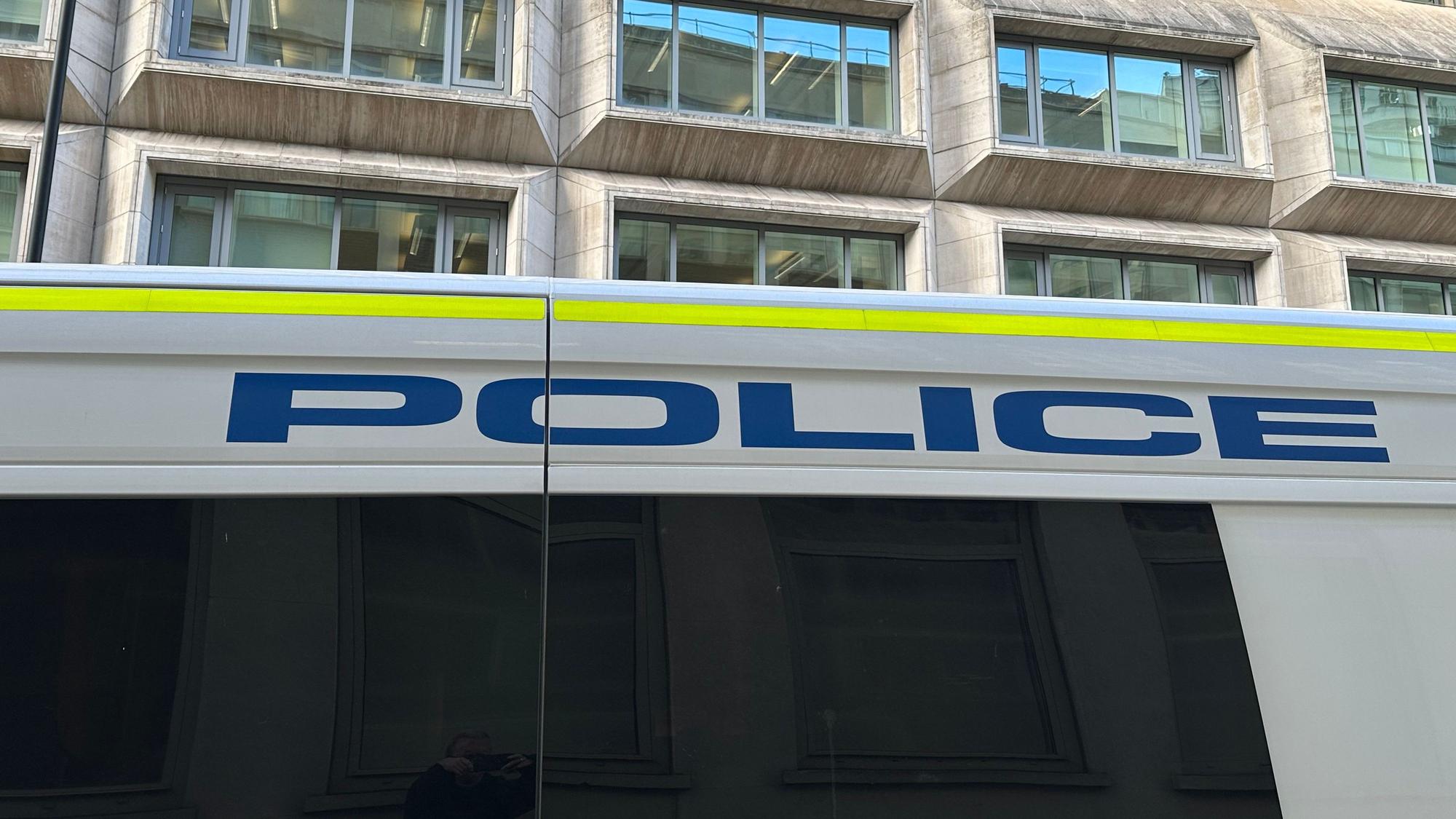Ein Polizeiauto steht vor dem britischen Justizministerium.