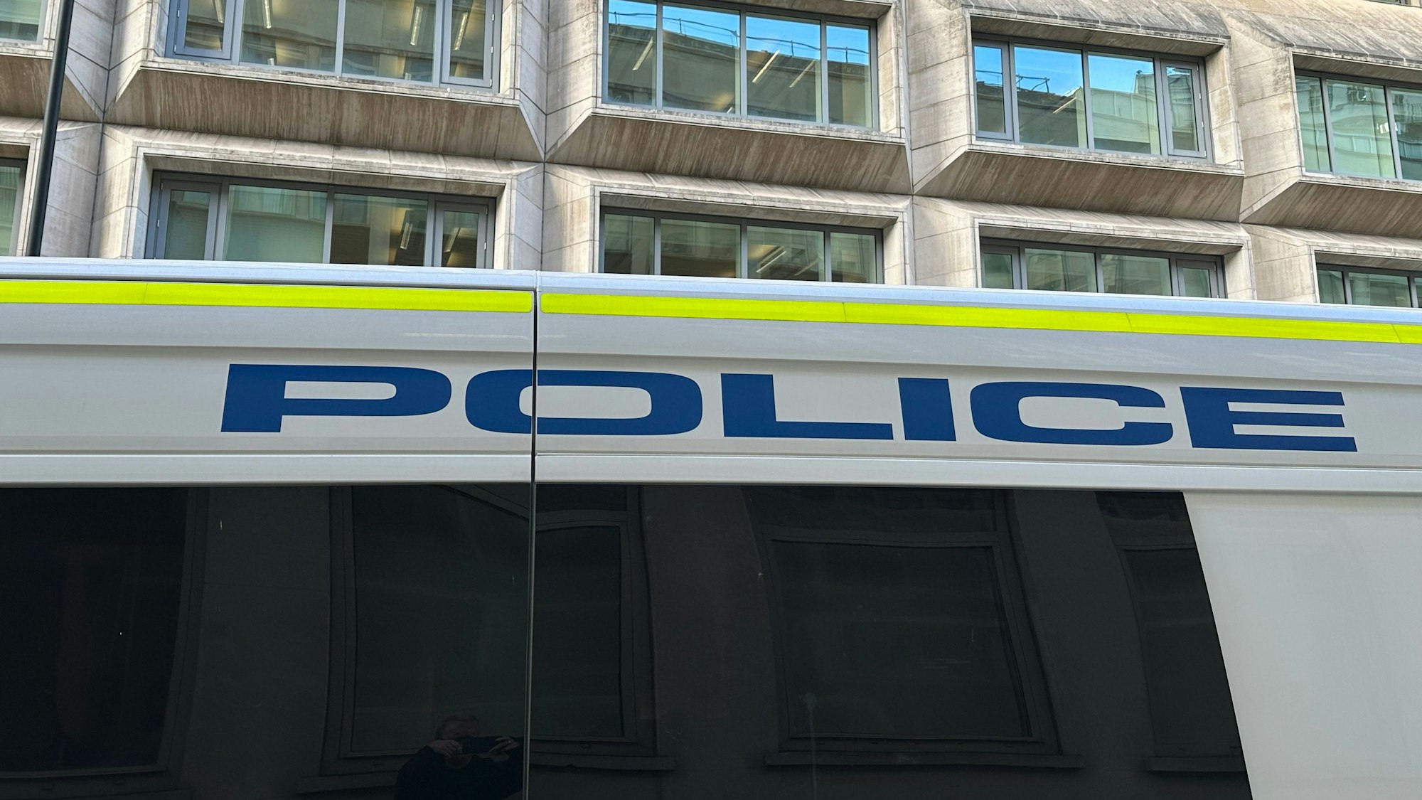 Ein Polizeiauto steht vor dem britischen Justizministerium.