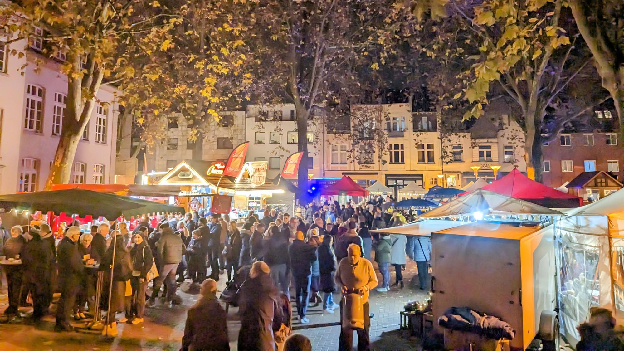 Auf dem Bild sind Besucher und Buden des Martinsmarkts zu sehen.