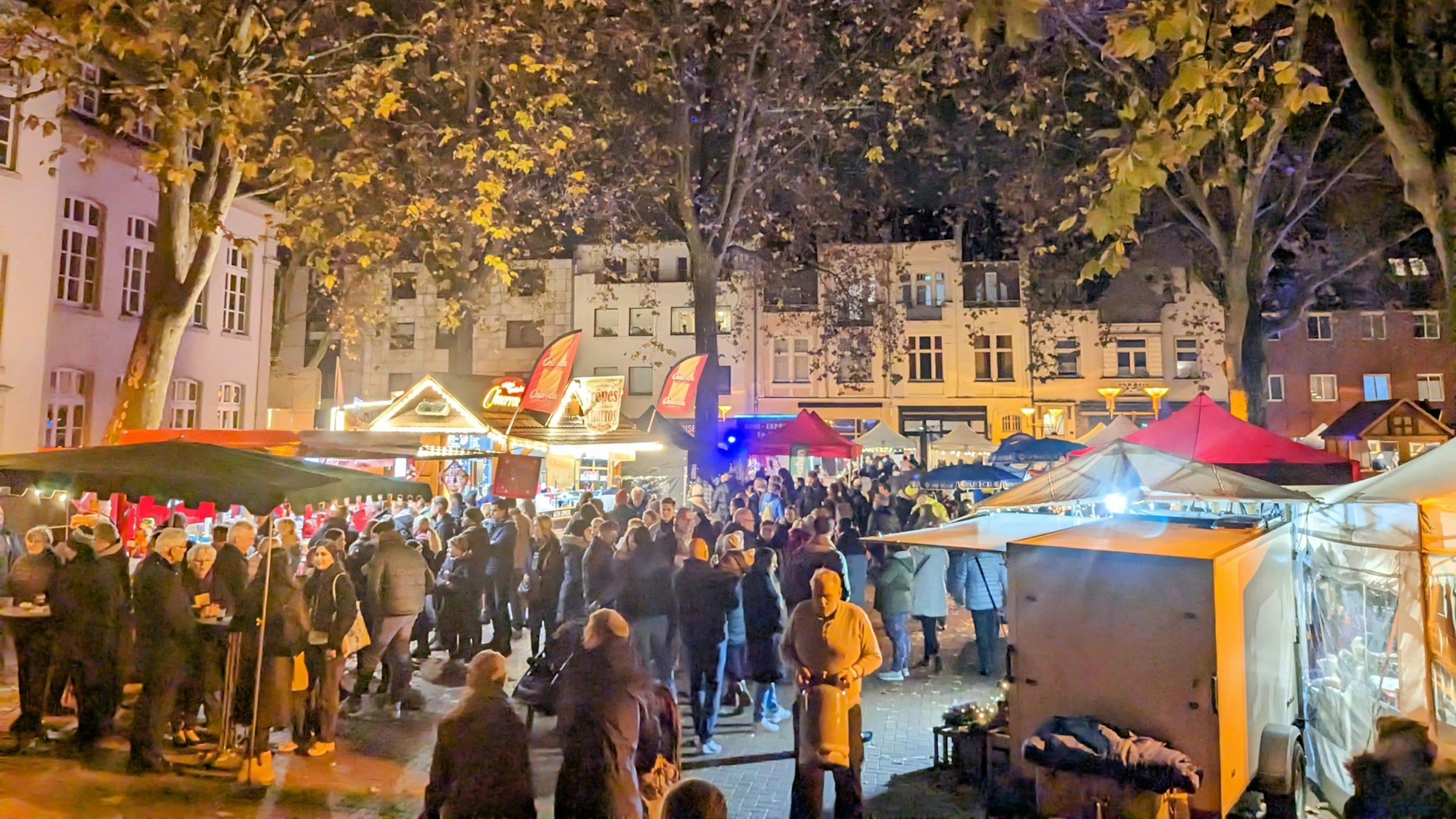 Auf dem Bild sind Besucher und Buden des Martinsmarkts zu sehen.