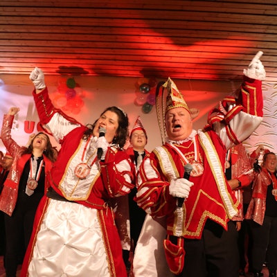 Los gehts: Prinzessin Tanja I. und Prinz Jörg-Oliver I. gaben zum Sessionsauftakt in Waldbröl-Schönenbach am Montag direkt Vollgas.