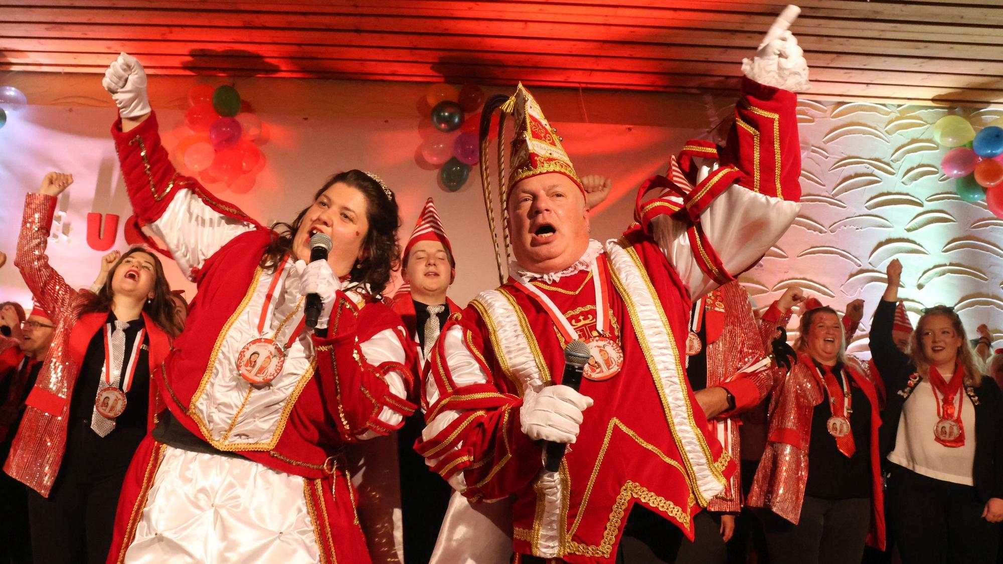 Los gehts: Prinzessin Tanja I. und Prinz Jörg-Oliver I. gaben zum Sessionsauftakt in Waldbröl-Schönenbach am Montag direkt Vollgas.