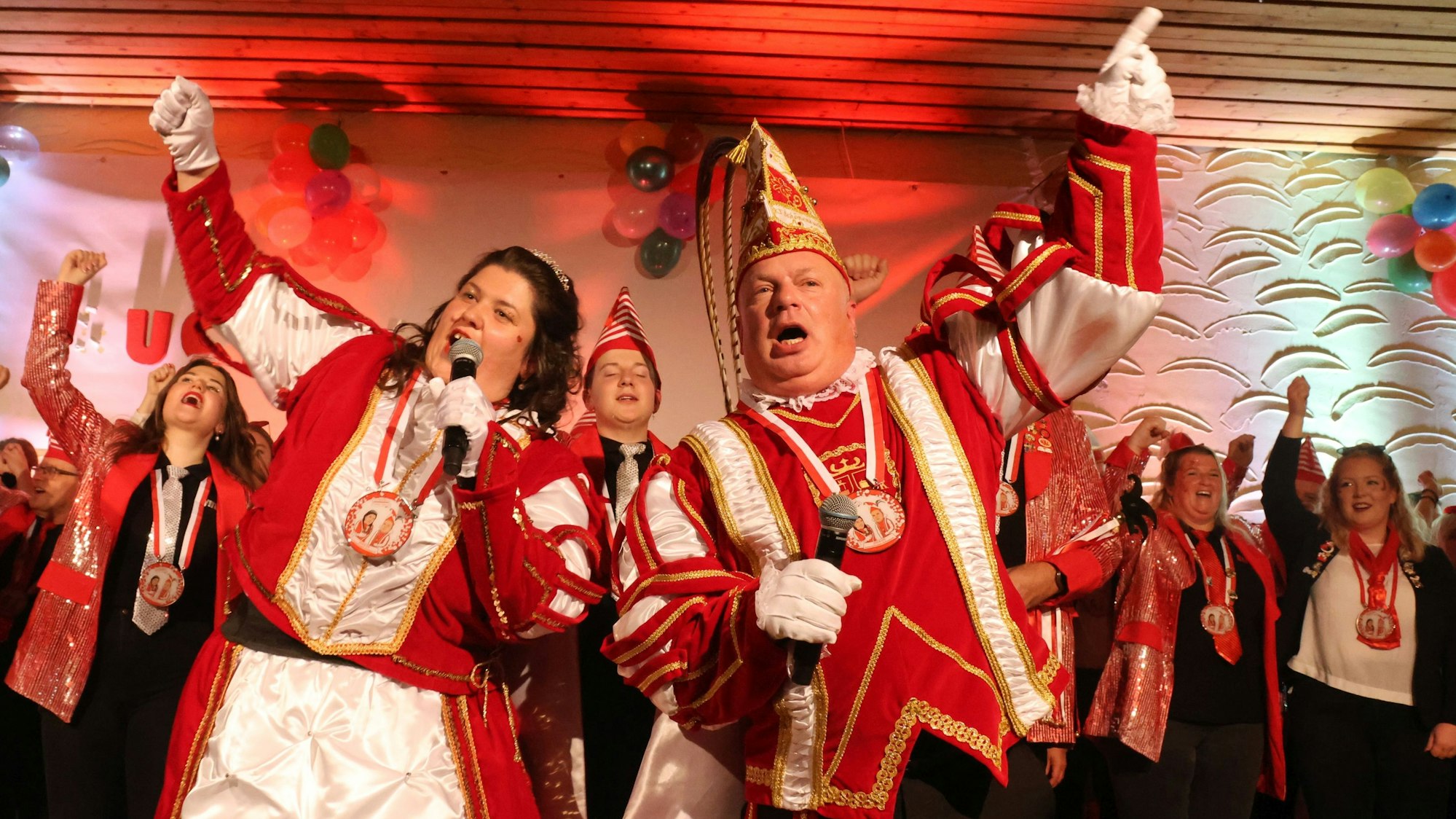 Los gehts: Prinzessin Tanja I. und Prinz Jörg-Oliver I. gaben zum Sessionsauftakt in Waldbröl-Schönenbach am Montag direkt Vollgas.