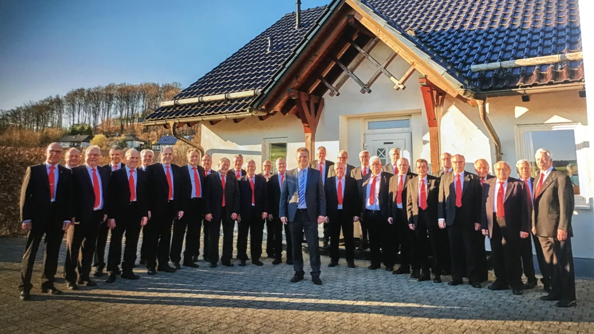 Eine Gruppe von Männern mit roten Krawatten.