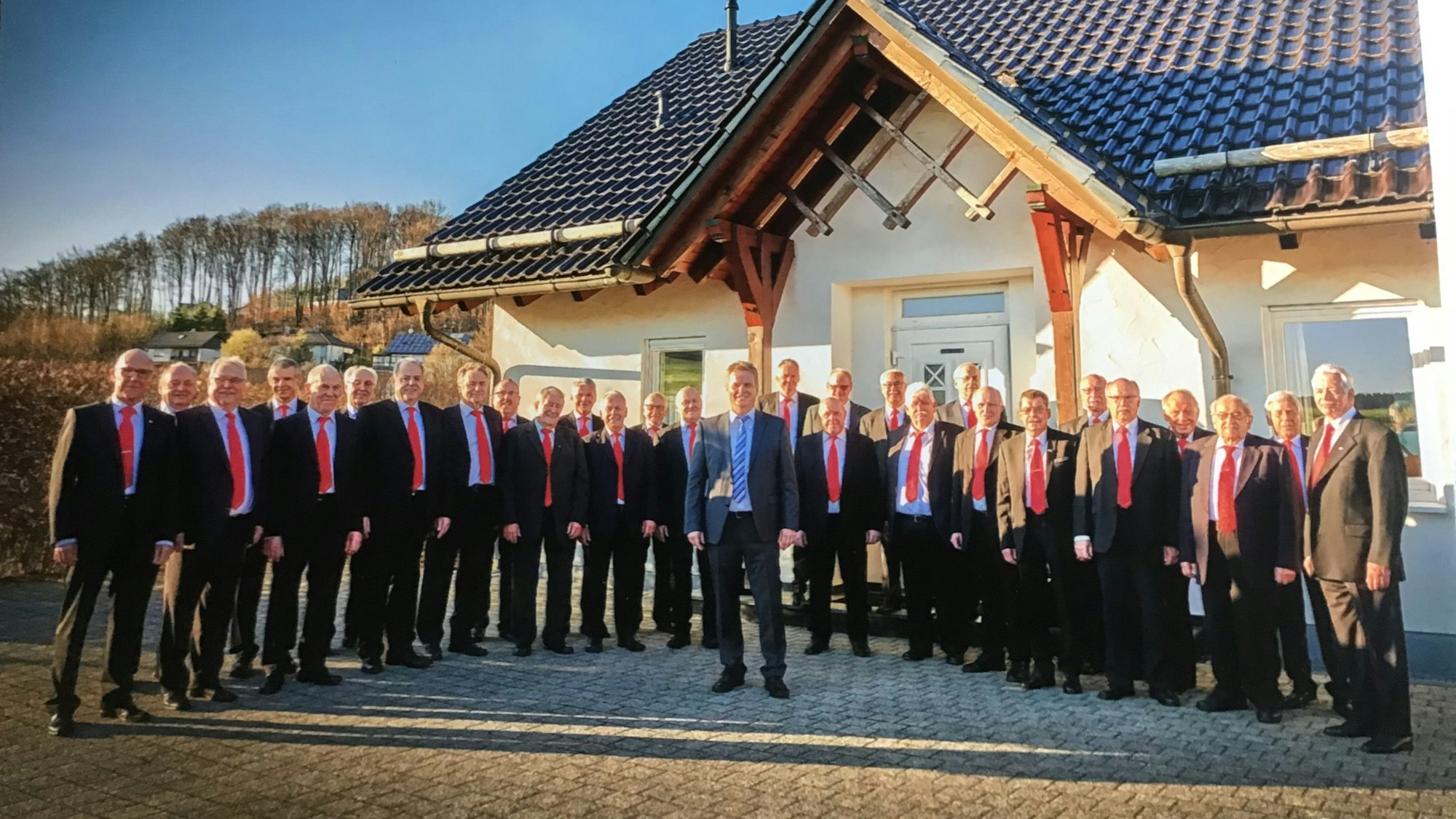 Eine Gruppe von Männern mit roten Krawatten.