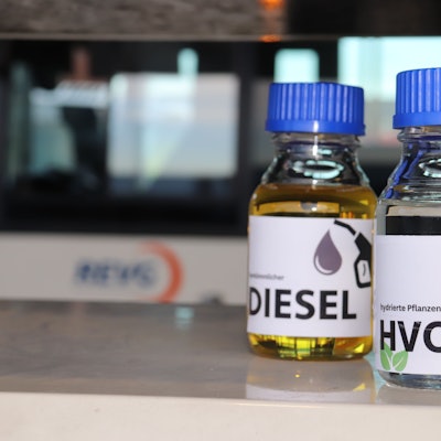 Auf dem Foto sind zwei Fläschchen mit Kraftstoff zu sehen.