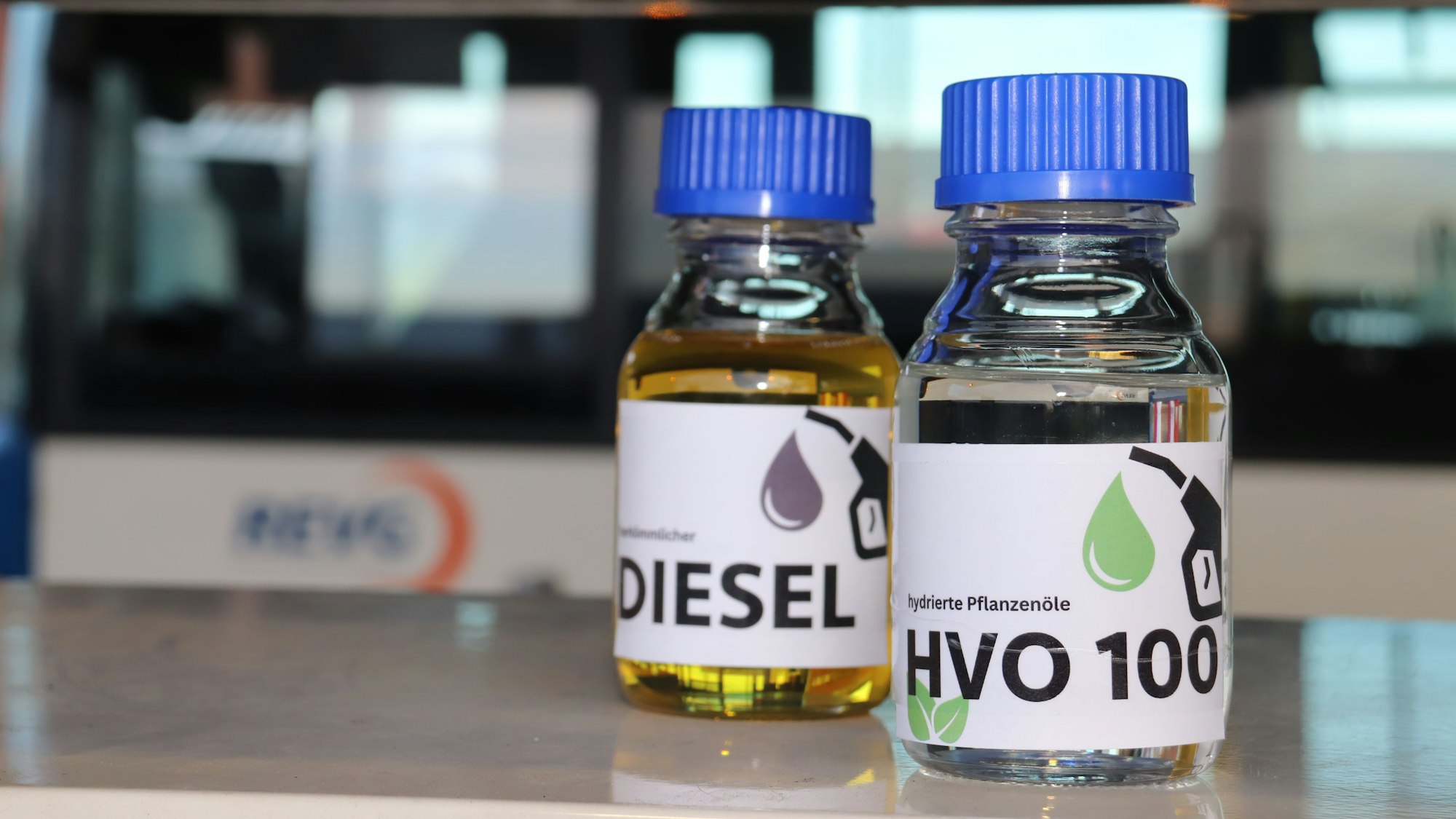 Auf dem Foto sind zwei Fläschchen mit Kraftstoff zu sehen.