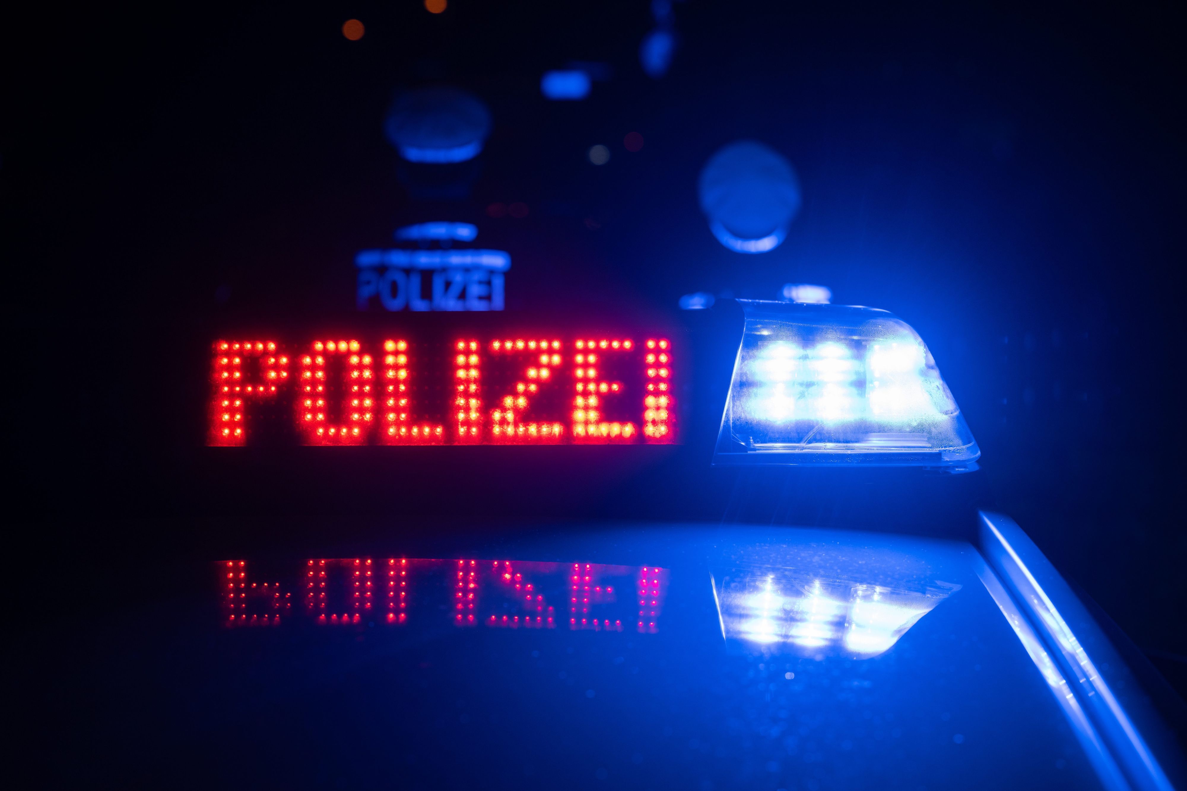 Das Bild zeigt eine Lichtanlage auf einem Einsatzfahrzeug, auf der das Wort „Polizei“ steht.