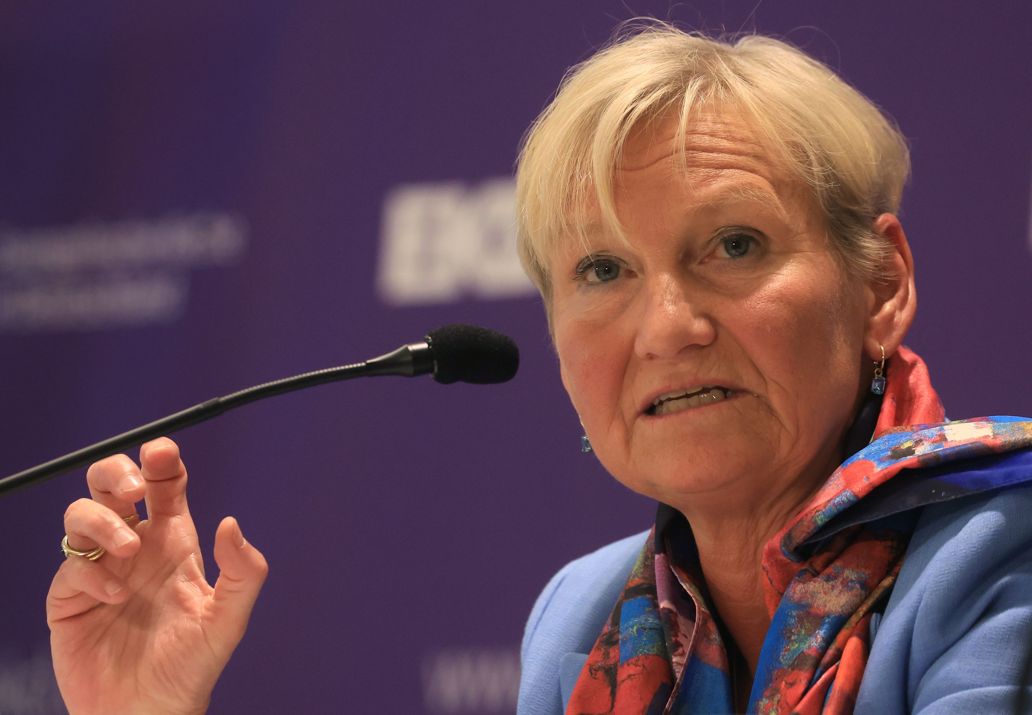 Bischöfin Kirsten Fehrs auf einer Pressekonferenz während der aktuellen Synode.