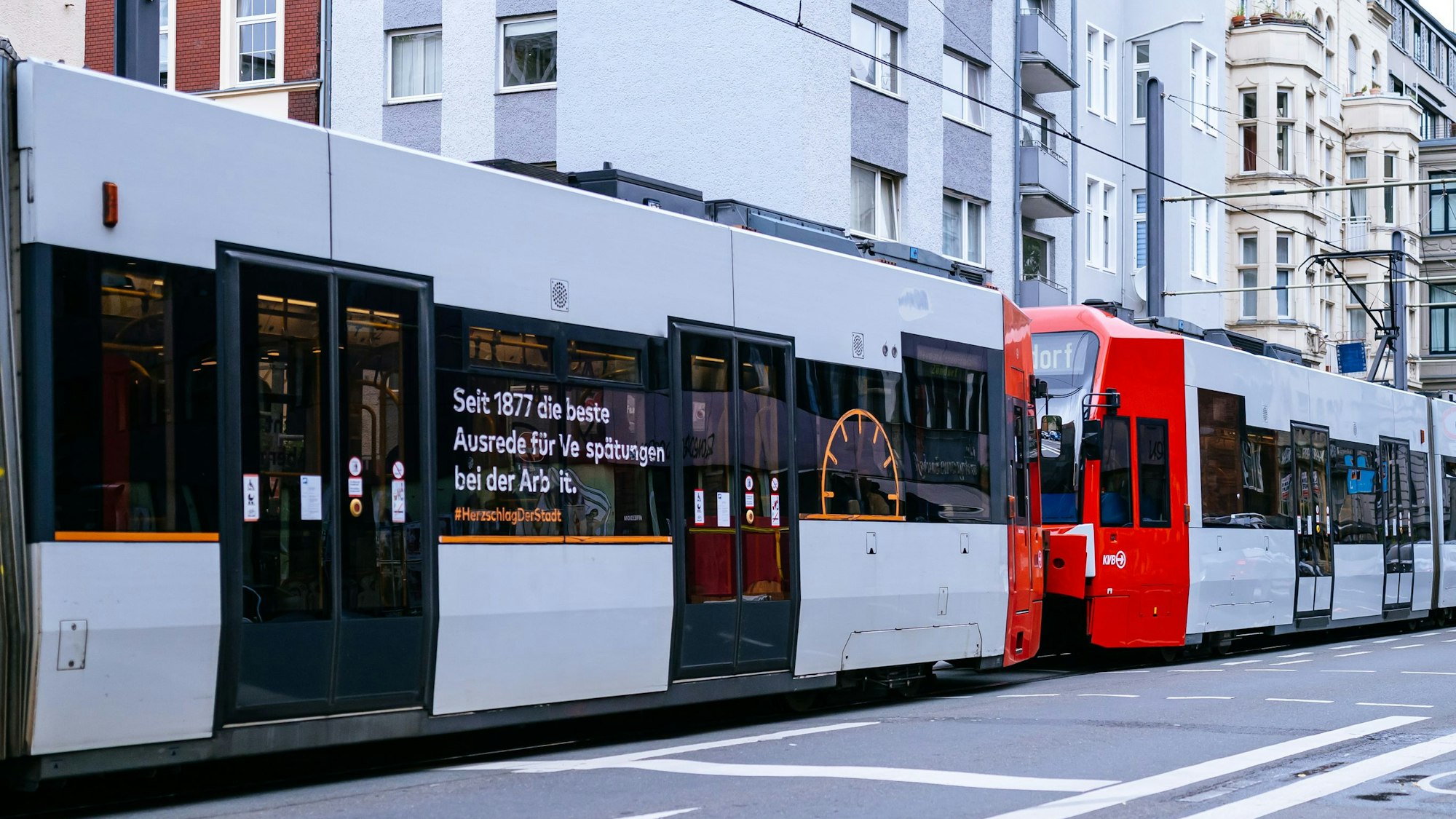 Eine fahrende KVB-Bahn. Wegen des Personalmangels werden ab dem Wochenende weitere Fahrten entfallen.