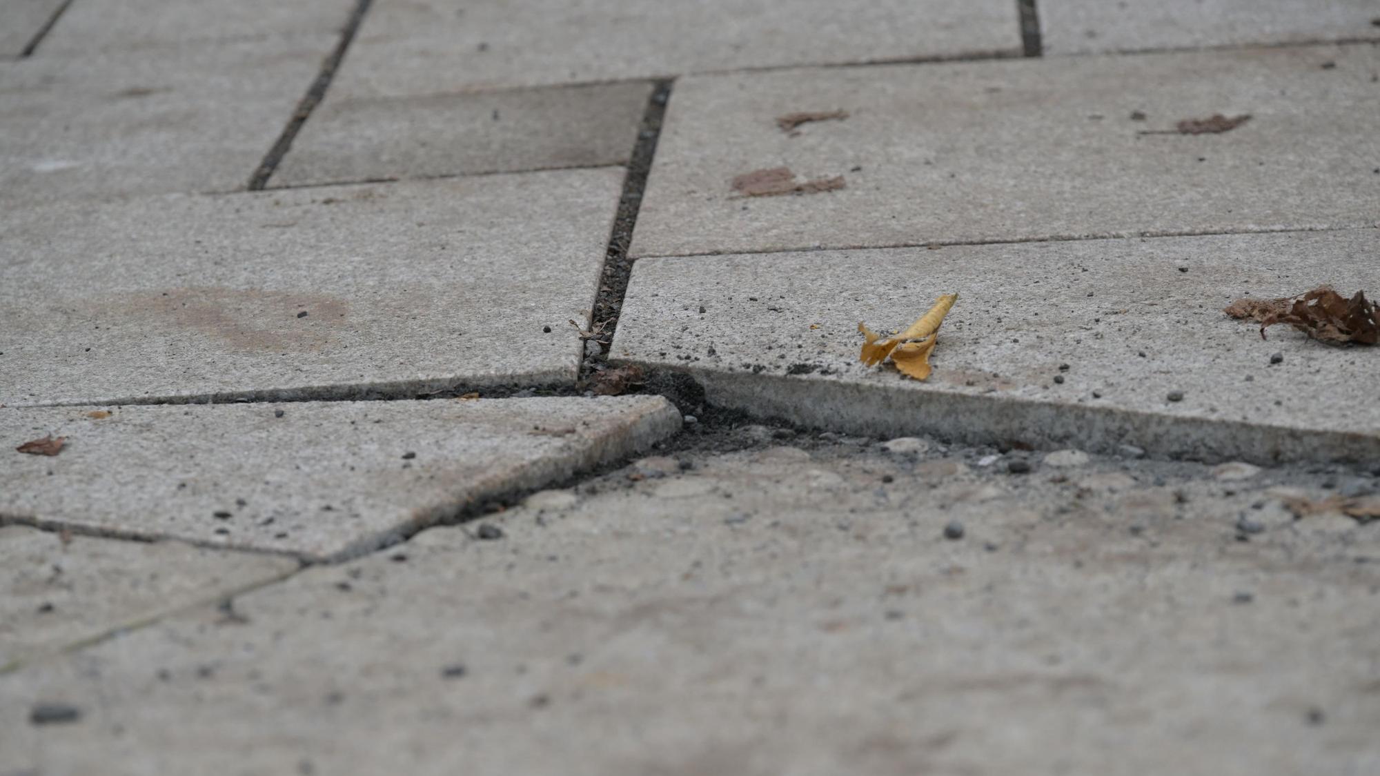 Detailaufnahme, in der man die hochstehenden Kanten des Pflasters sieht.