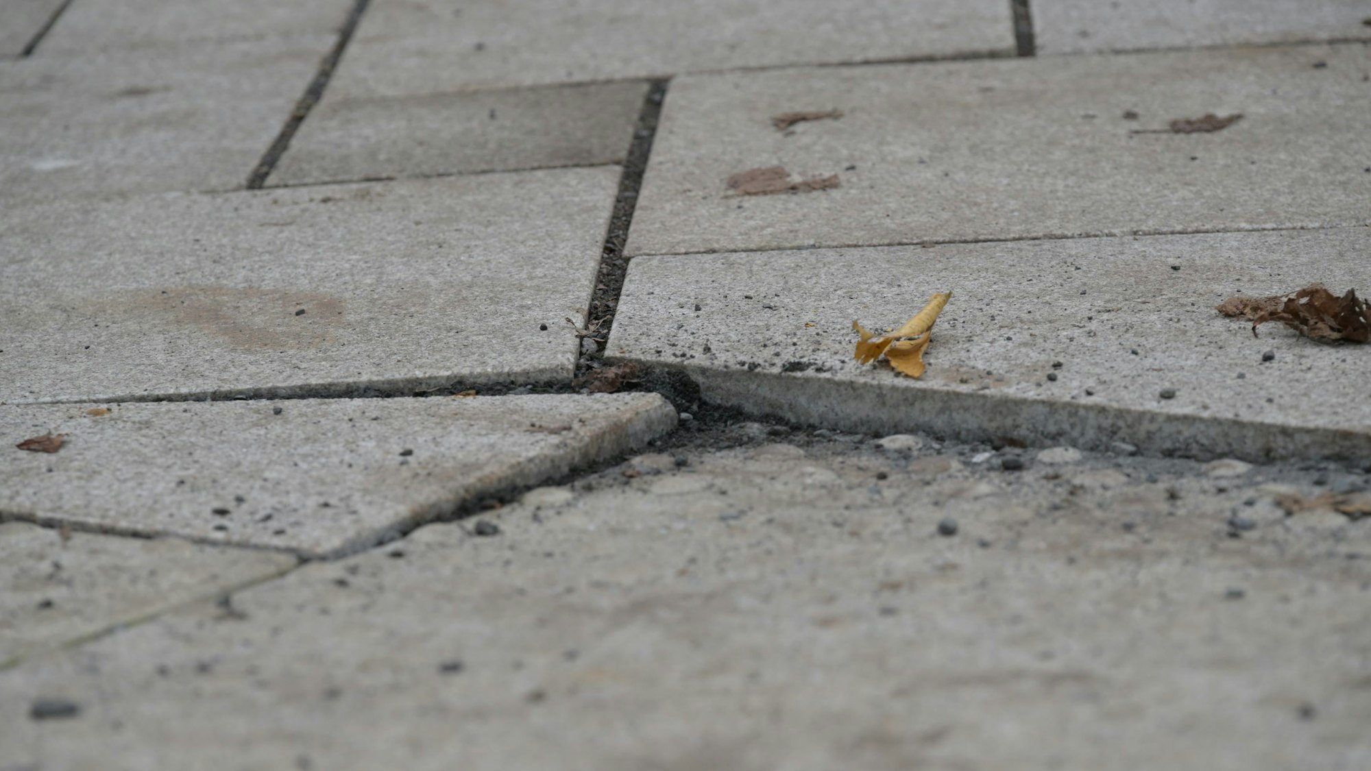 Detailaufnahme, in der man die hochstehenden Kanten des Pflasters sieht.