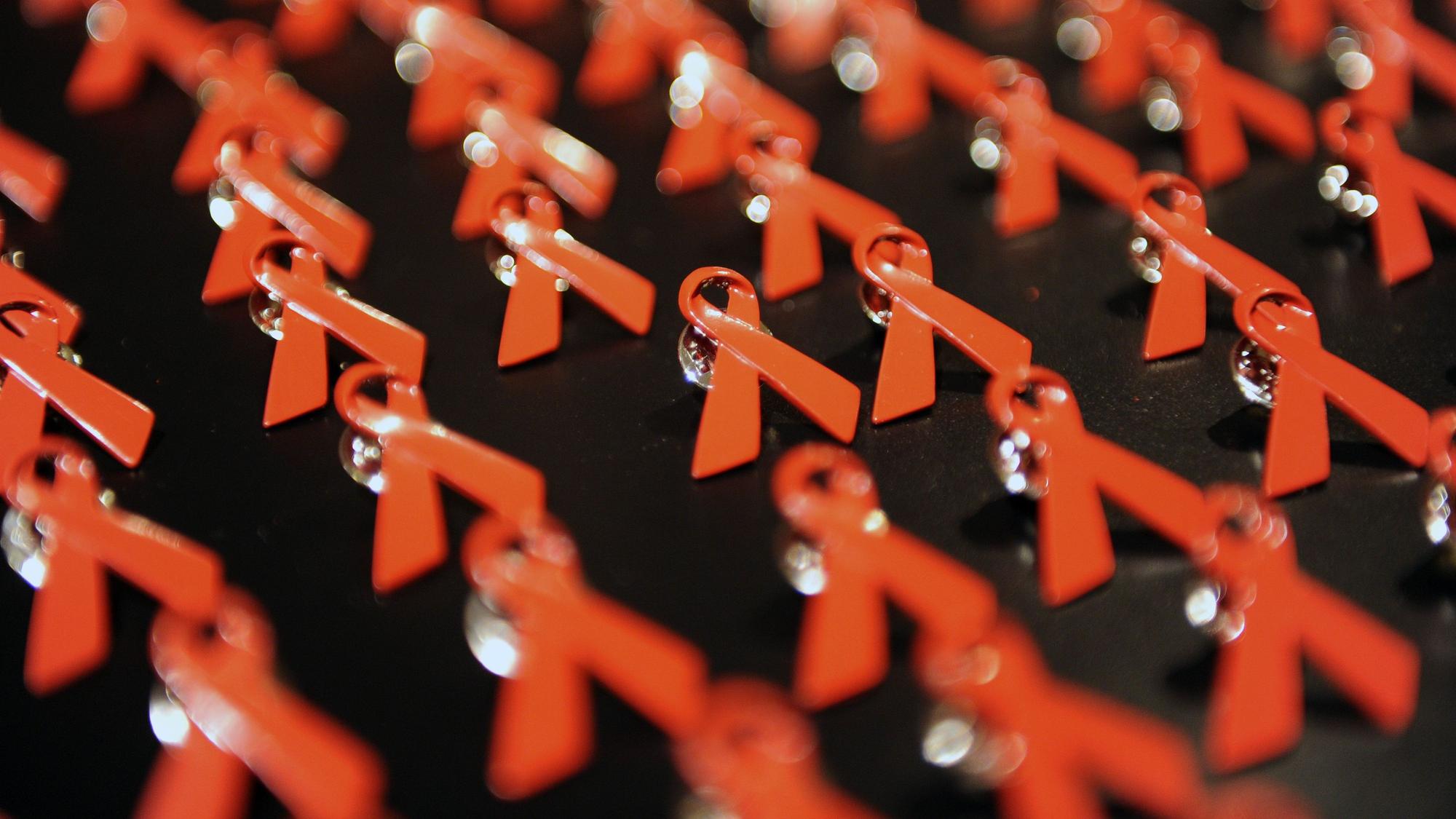 Rote Schleifen symbolisieren weltweit Solidarität mit HIV-Positiven und Aids-Kranken.
