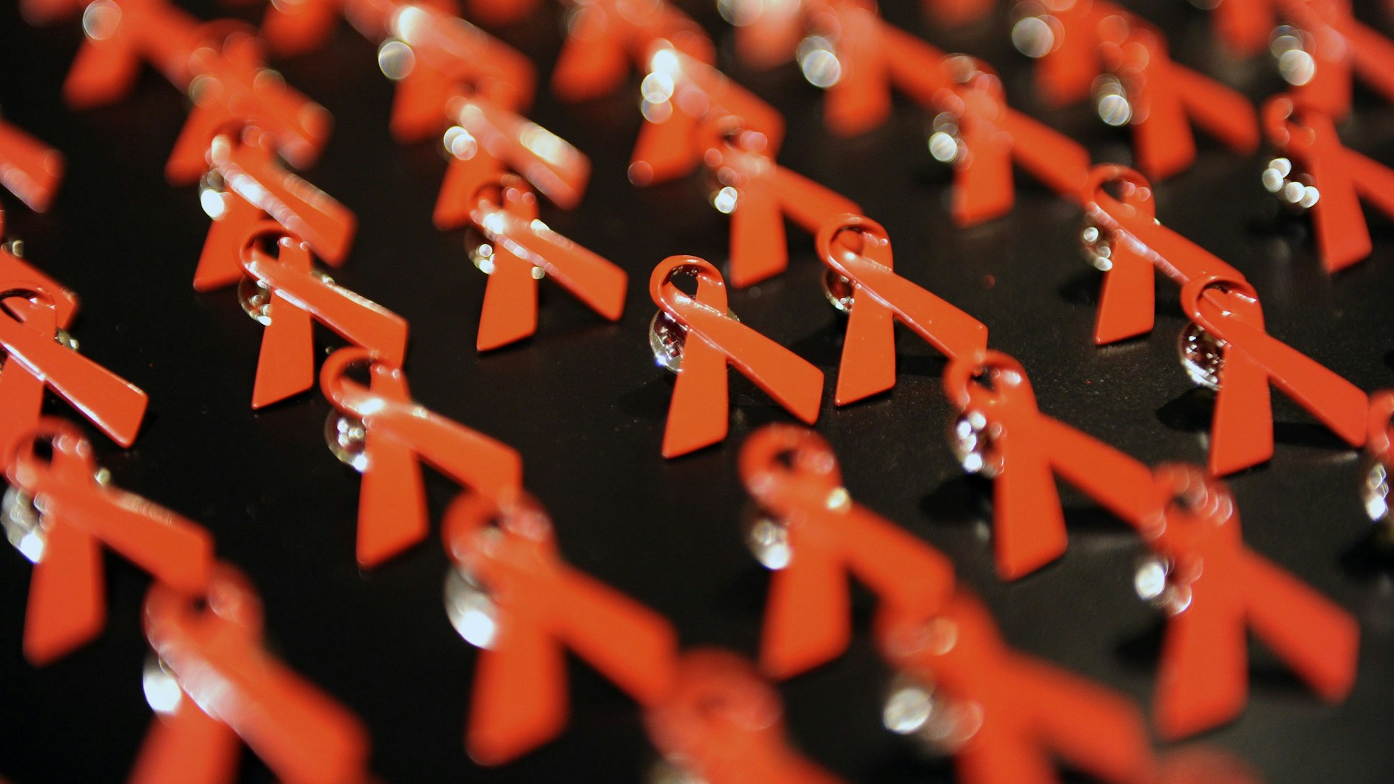 Rote Schleifen symbolisieren weltweit Solidarität mit HIV-Positiven und Aids-Kranken.