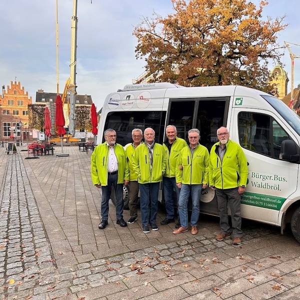 Rollt ab Montag, 4. August 2025, nur noch auf Bestellung per App oder Telefon durch die Marktstadt: der Waldbröler Bürgerbus. Auf dem Foto haben sich einige der Fahrer am Fahrzeug versammelt.