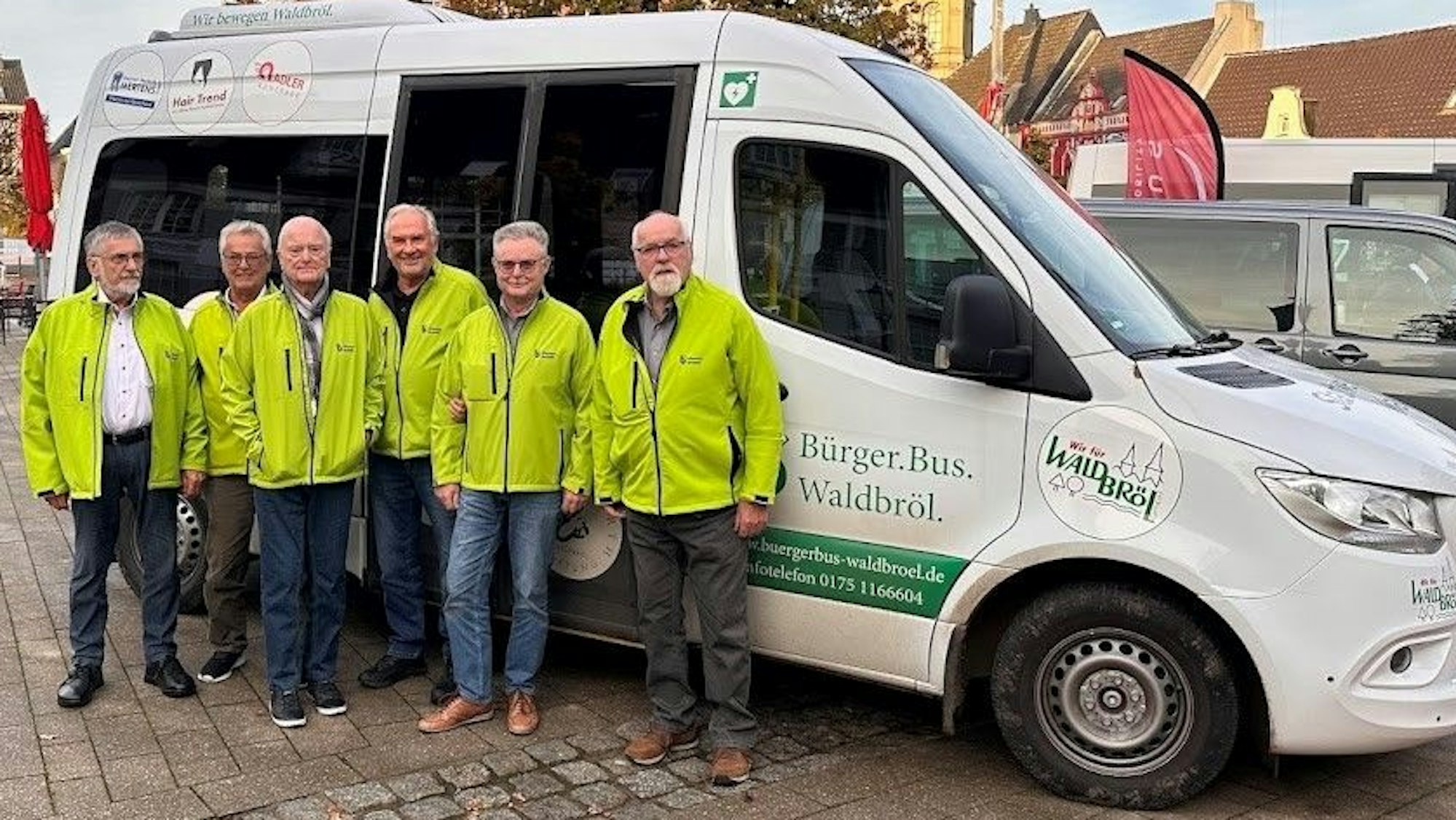 Rollt ab Montag, 4. August 2025, nur noch auf Bestellung per App oder Telefon durch die Marktstadt: der Waldbröler Bürgerbus. Auf dem Foto haben sich einige der Fahrer am Fahrzeug versammelt.