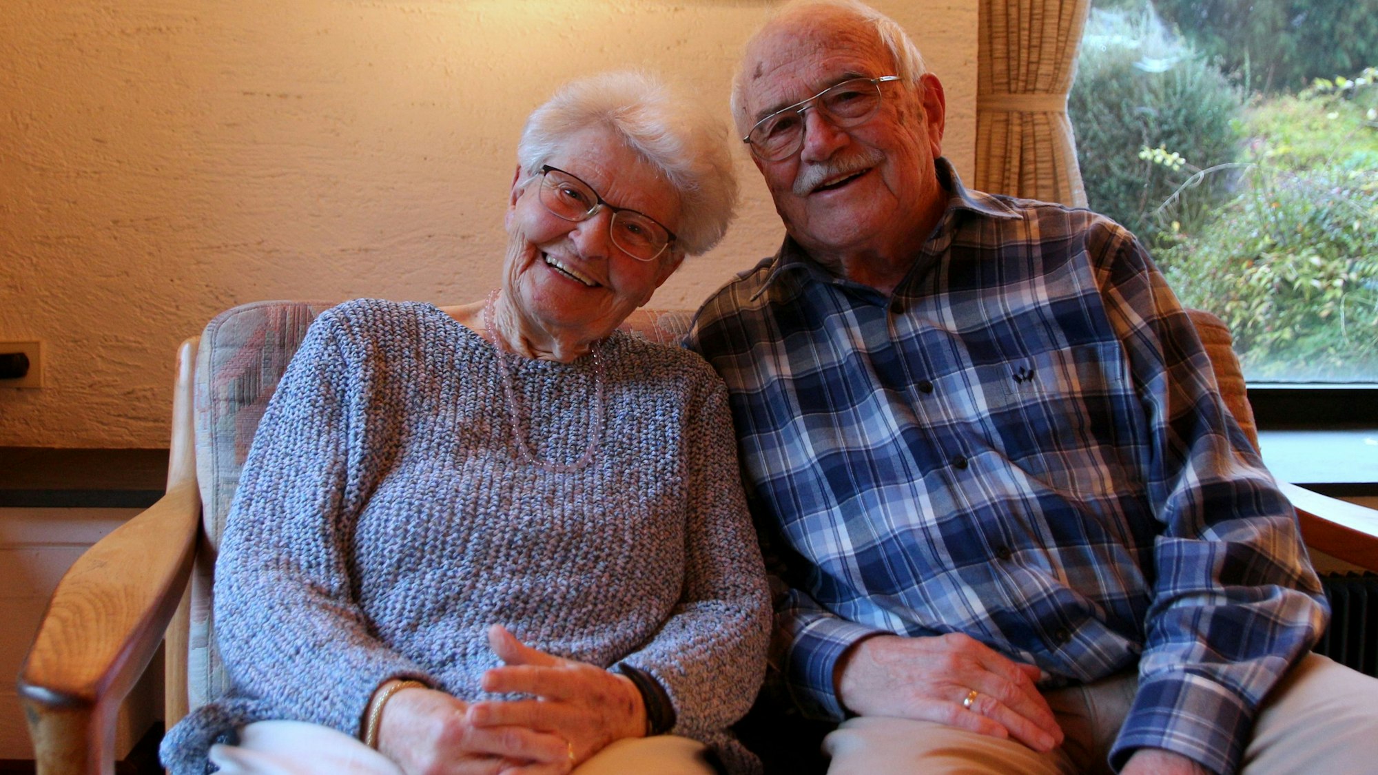 Die Jubilare lächeln in die Kamera.