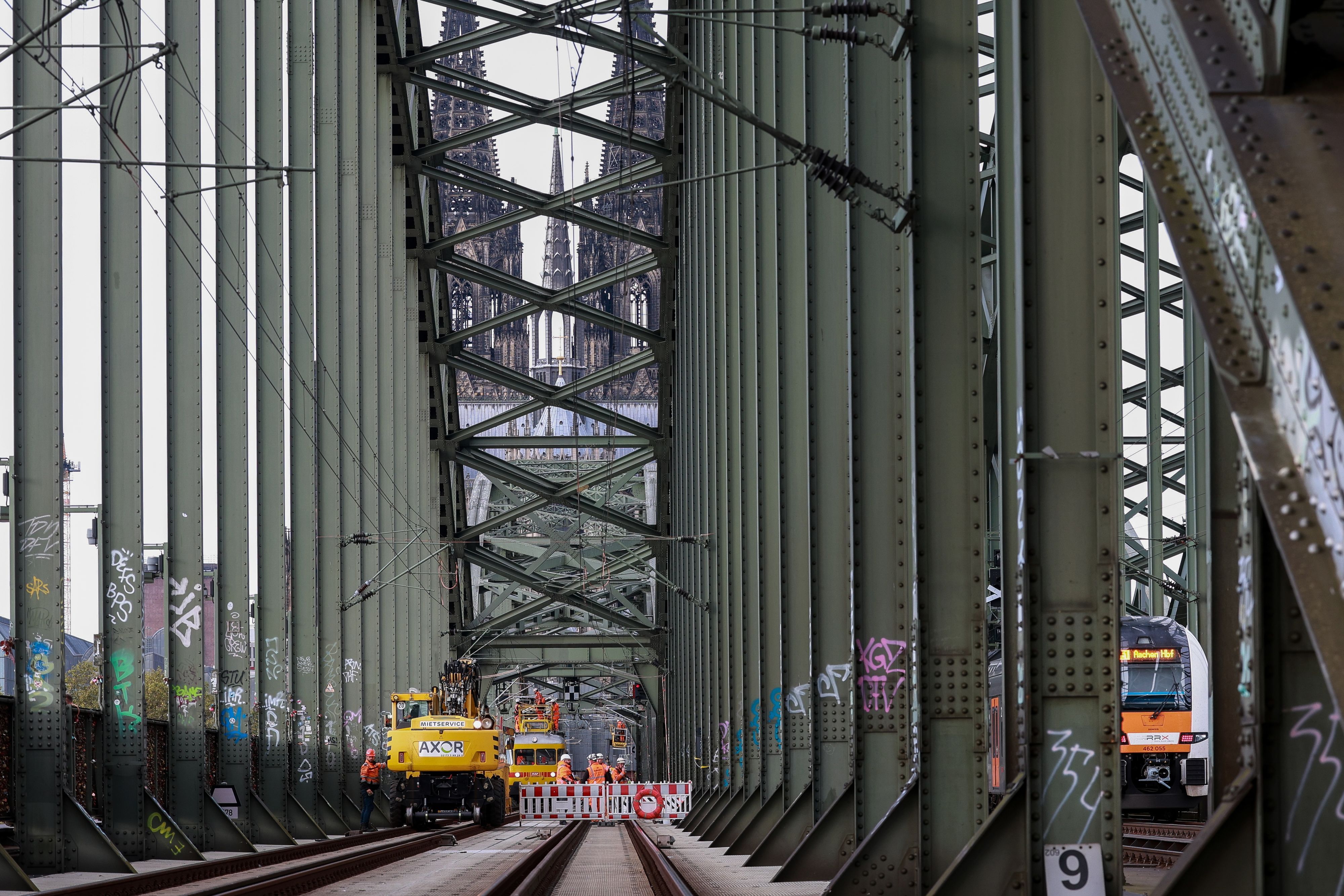 Die Deutsche Bahn baut auf der Hohenzollernbrücke neue Signalbrücken für das elektronische Stellwerk.