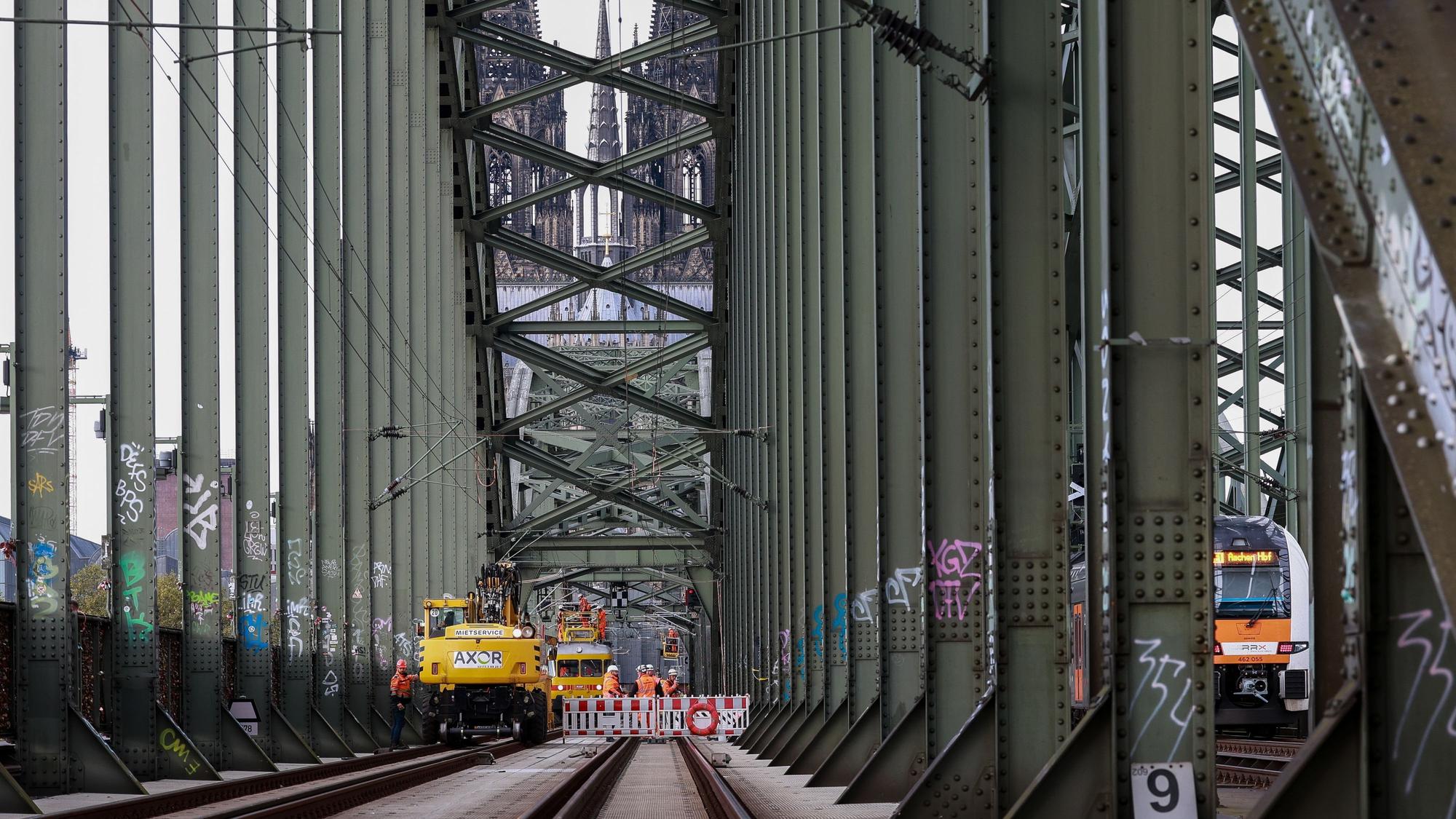 Die Deutsche Bahn baut auf der Hohenzollernbrücke neue Signalbrücken für das elektronische Stellwerk.