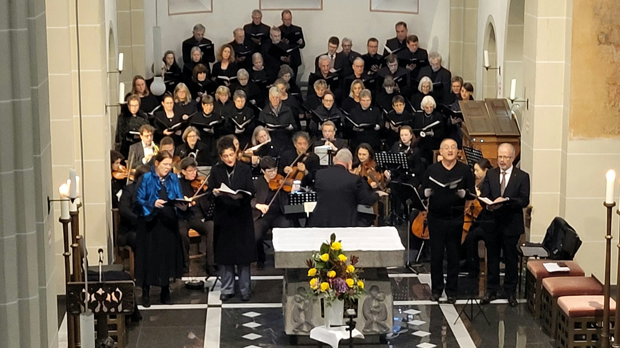 Der Chor und links und rechts je zwei Solisten.