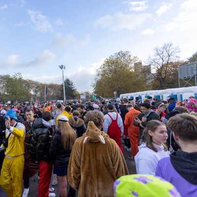Tausende junge Menschen feierten am Montag auf der Uniwiese, die als Ausweichfläche für die Zülpicher Straße diente.