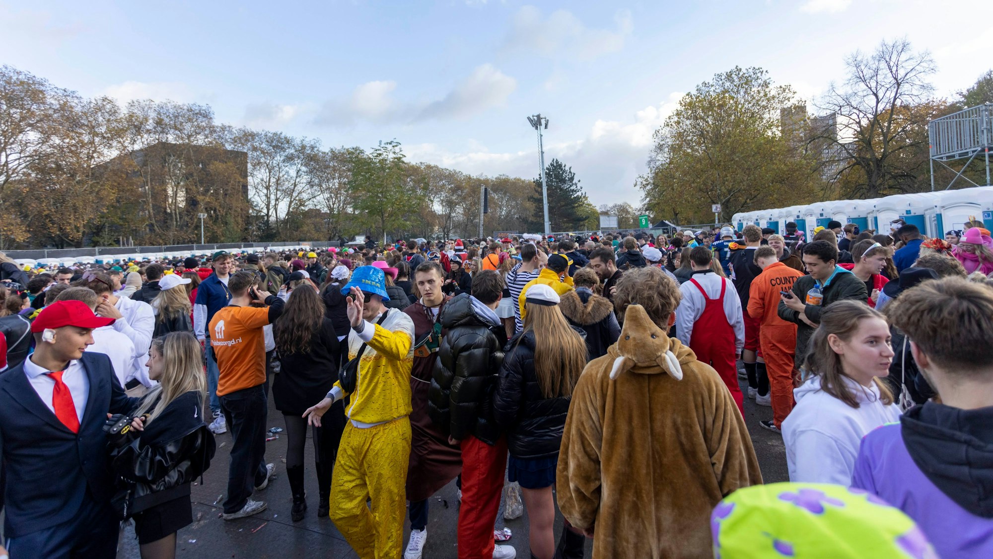 Tausende junge Menschen feierten am Montag auf der Uniwiese, die als Ausweichfläche für die Zülpicher Straße diente.
