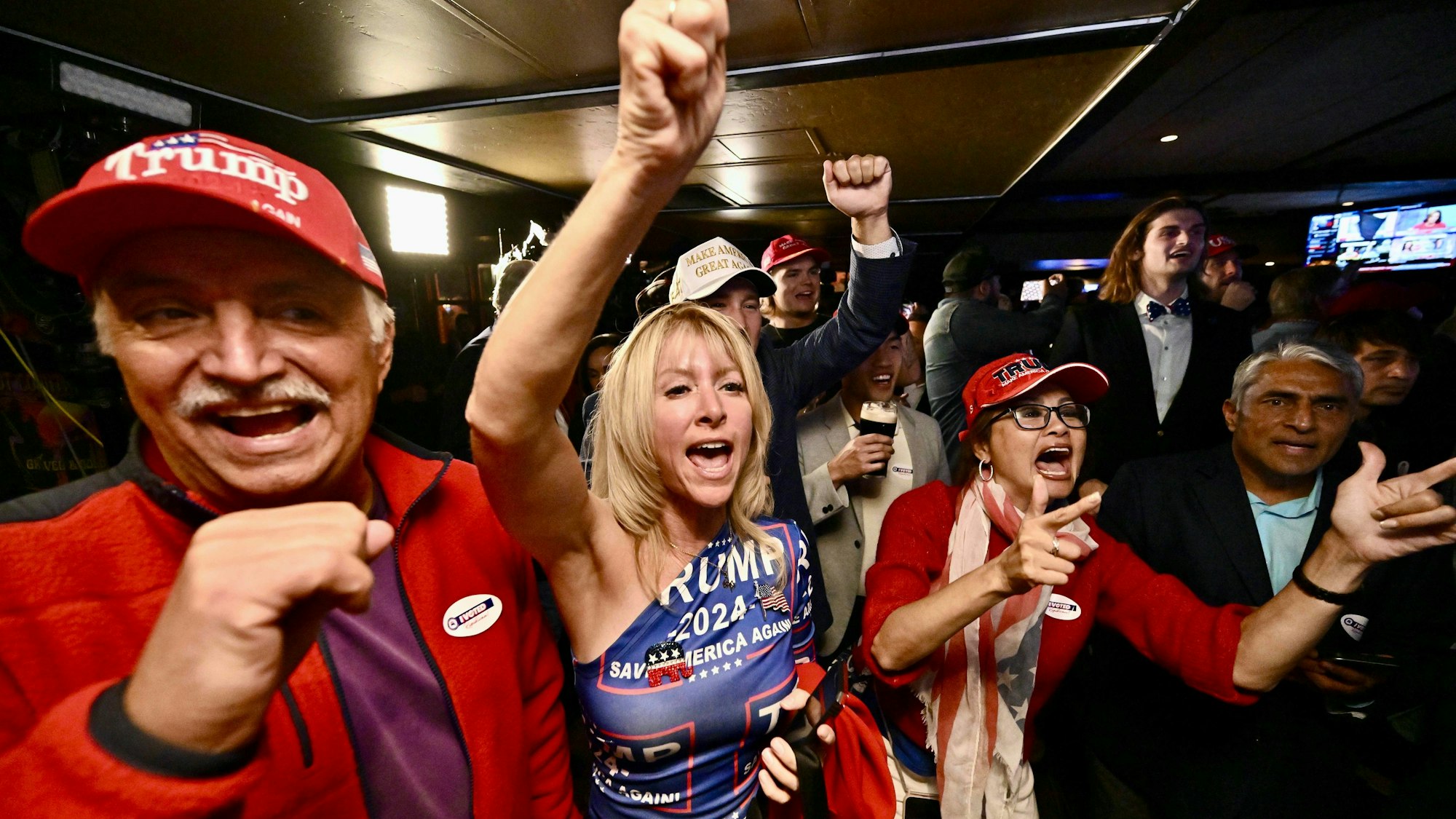 Trump-Fans feiern am Wahlabend mit anderen die Erfolge von Trump und Republikanern im US-Senat während einer Wahlparty.