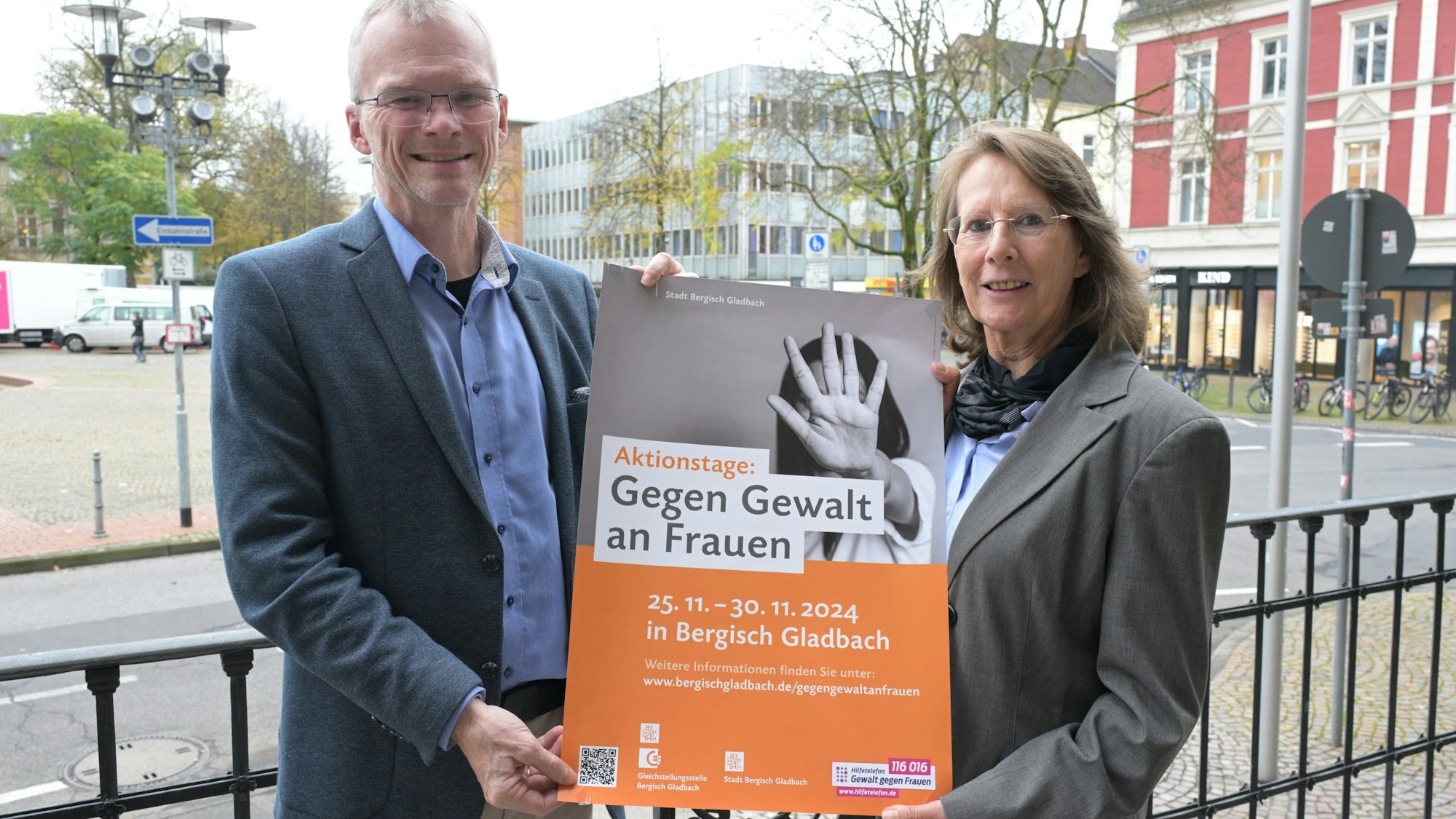 Pressekonferenz Gewalt gegen Frauen: BM Frank Stein und Judith Klaßen (Gleichstellungsbeauftragte).