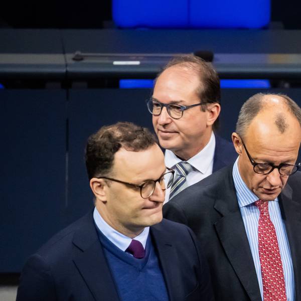 Friedrich Merz (r.n.l.), Alexander Dobrindt und vor einer Debatte im Bundestag zu möglichen Neuwahlen.