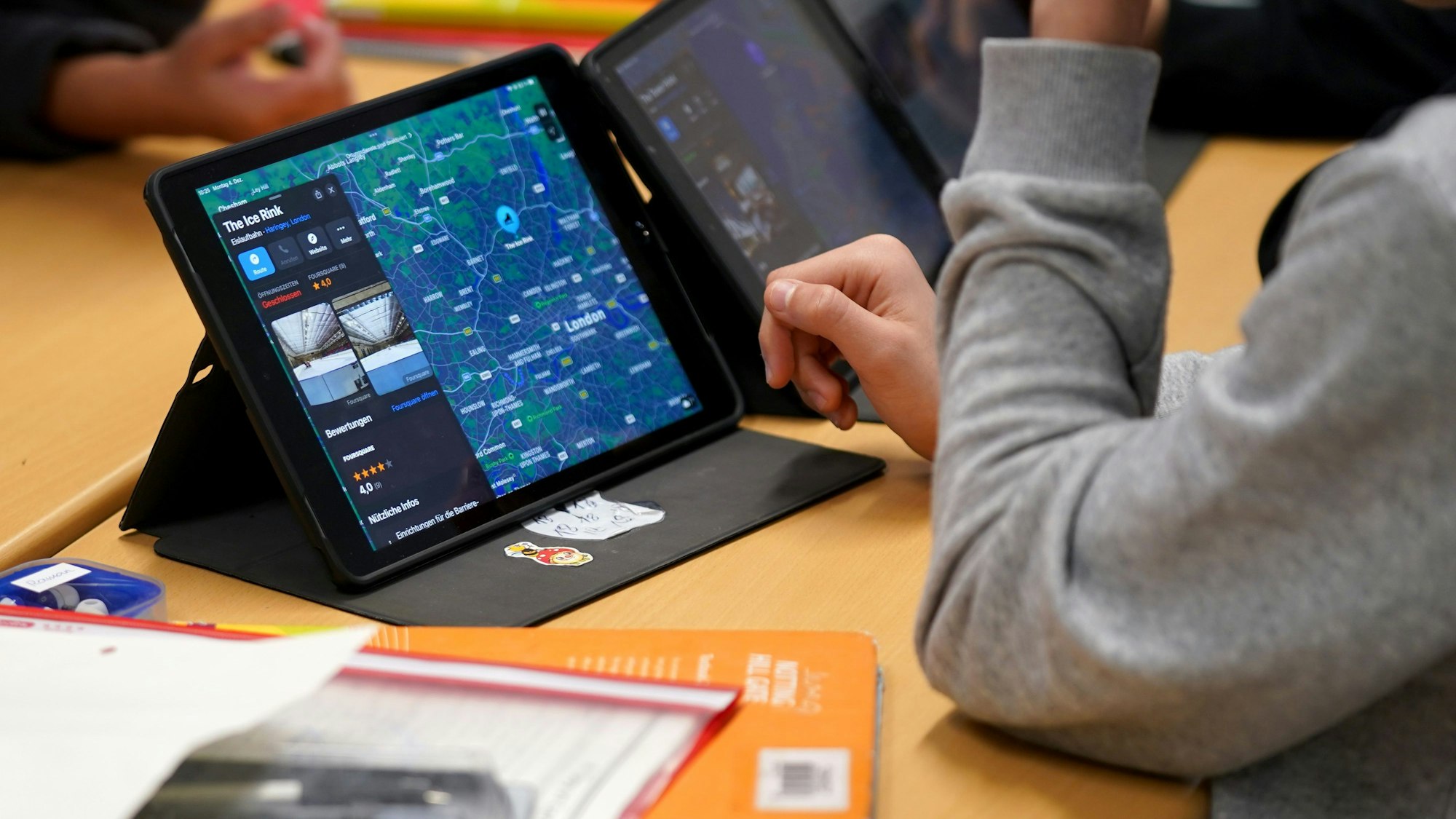 Schüler arbeiten an einem Tablet während des digitalen Englisch-Unterrichts in der Klasse 6f in der Lessing-Stadtteilschule in Harburg-Wilstorf.