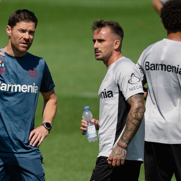 Leverkusens Trainer Xabi Alonso (l) spricht mit Aleix Garcia.