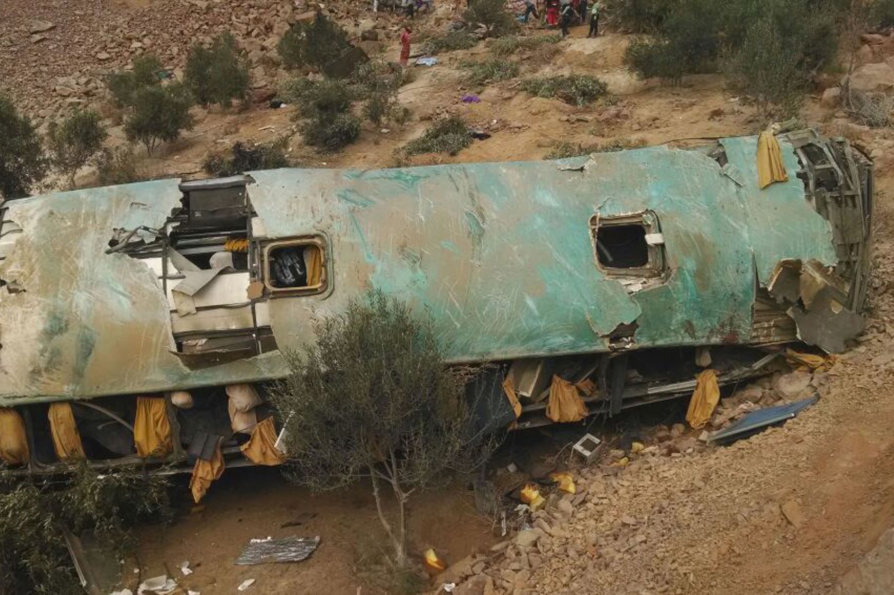 Peru, Arequipa: Ein Bus liegt nach einem Unfall am Rande der Küstenstraße.