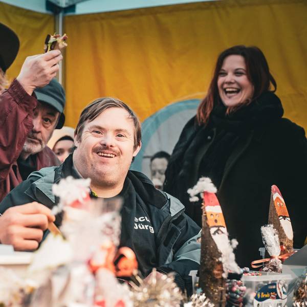 Rosa Rot e.V. veranstaltet den Veihnachtsmarkt mit regionalen und nachhaltigen Produkten an der Jesus-Christus-Kirche.