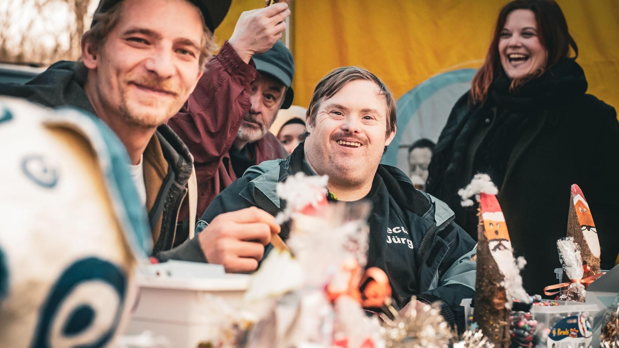 Rosa Rot e.V. veranstaltet den Veihnachtsmarkt mit regionalen und nachhaltigen Produkten an der Jesus-Christus-Kirche.