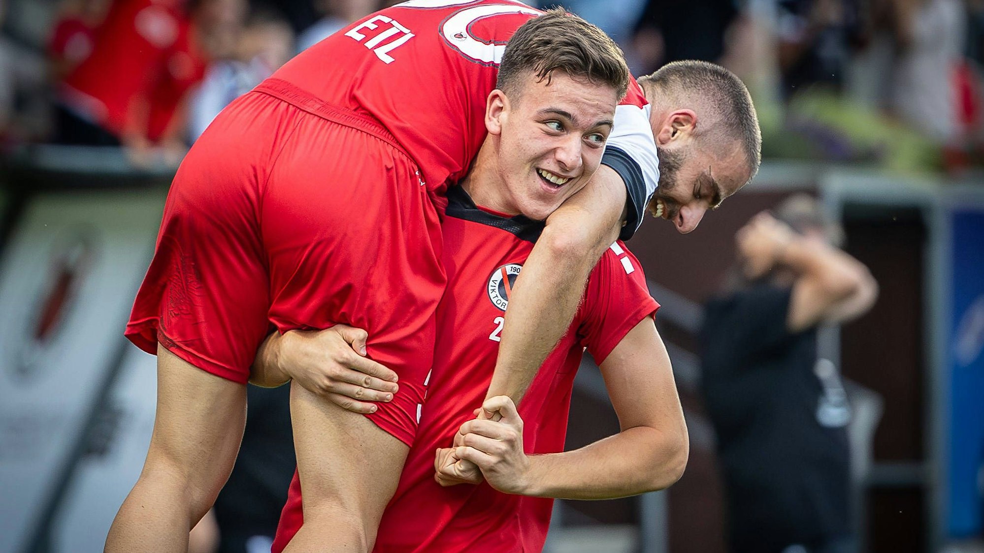 3. Liga: FC Viktoria Köln - SC Verl, 22.09.2024 Said El Mala FC Viktoria Köln, 22 trägt Serhat-Semih Güler FC Viktoria Köln, 30 nach seinem Doppelpack Köln, 22.09.2024, 6. Spieltag der 3. Fußball-Liga, FC Viktoria Köln - SC Verl im Sportpark Hoehenberg in Köln. Die DFL-Bestimmungen verbieten die Verwendung von Fotografien als Bildsequenzen und / oder Quasi-Videos. *** 3 Liga FC Viktoria Köln SC Verl, 22 09 2024 Said El Mala FC Viktoria Köln, 22 carries Serhat Semih Güler FC Viktoria Köln, 30 after his brace Cologne, 22 09 2024, matchday 6 of the 3 soccer league, FC Viktoria Köln SC Verl at Sportpark Hoehenberg in Cologne The DFL regulations prohibit the use of photographs as image sequences and or quasi videos Copyright: xBEAUTIFULxSPORTS/LeahxKohringx