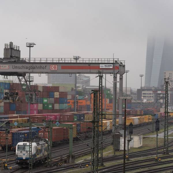 11.11.2024, Hessen, Frankfurt/Main: Die in Hochnebel getauchte Europäische Zentralbank (EZB) überragt das Containerterminal auf dem Güterbahnhof in Frankfurt am Main. Foto: Etienne Dötsch/dpa +++ dpa-Bildfunk +++