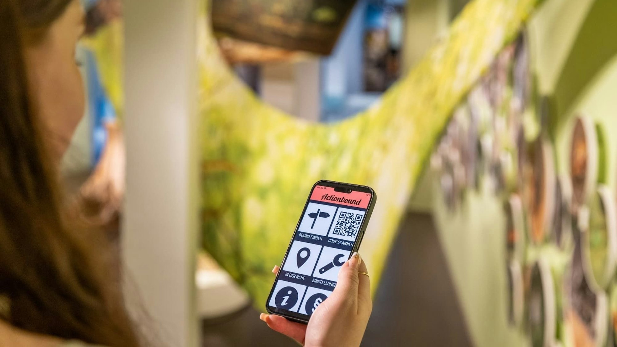 Auf einem Smartphone ist die App aufgerufen worden, die man für die Schnitzeljagd benötigt.