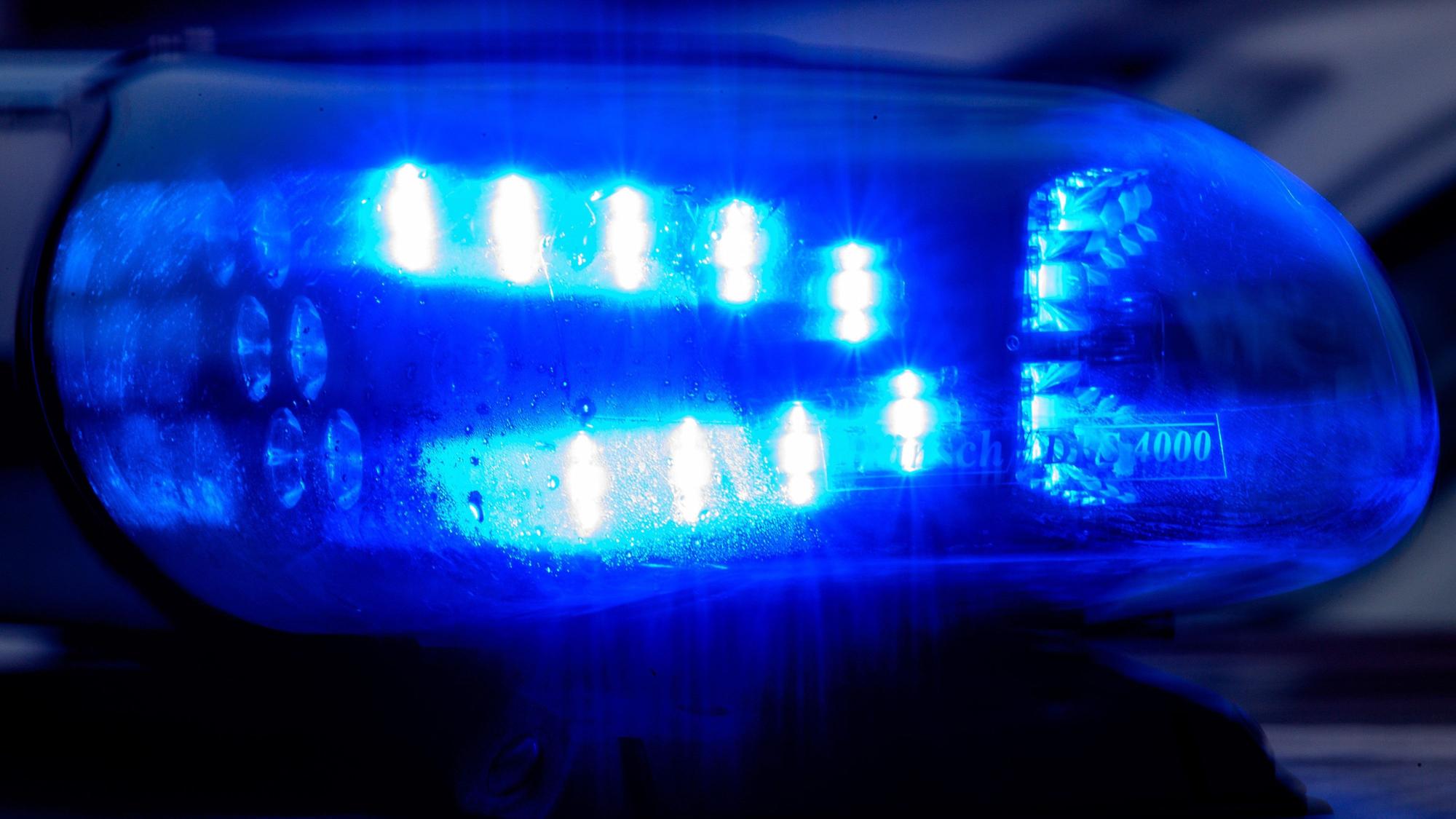 Blaulicht leuchtet auf einem Fahrzeug der Polizei (Symbolfoto).