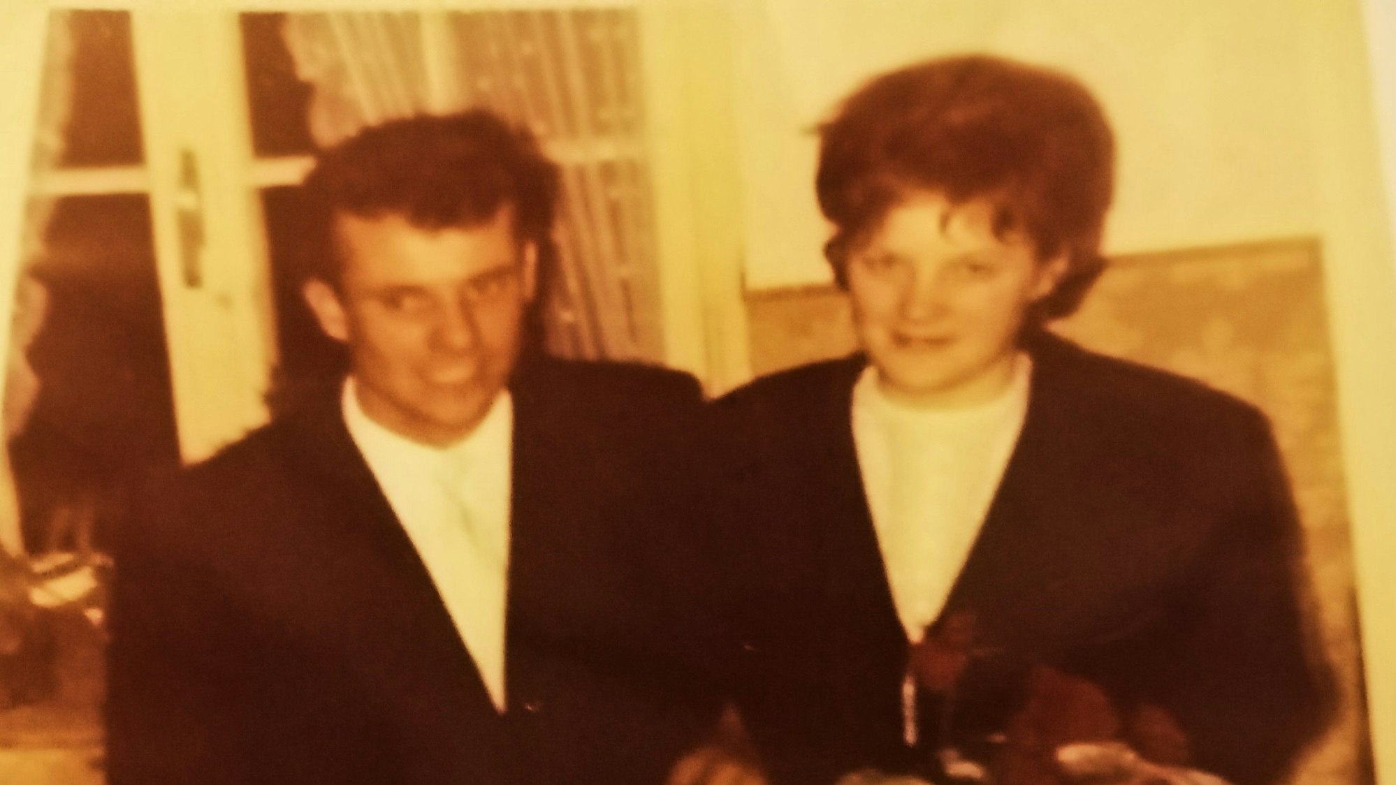 Das Bild zeigt eine Reproduktion eines alten Hochzeitsfotos.