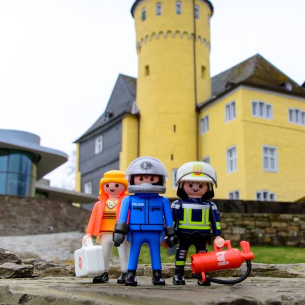 Schon im September 2019 sorgte der Künstler Oliver Schaffer mit seinen Playmobil-Dioramen auf Schloss Homburg in Nümbrecht für so manchen Hingucker. Jetzt kehrt der Hamburger dorthin zurück. Unser Foto zeigt drei Figuren vor der Schlosskulisse.
